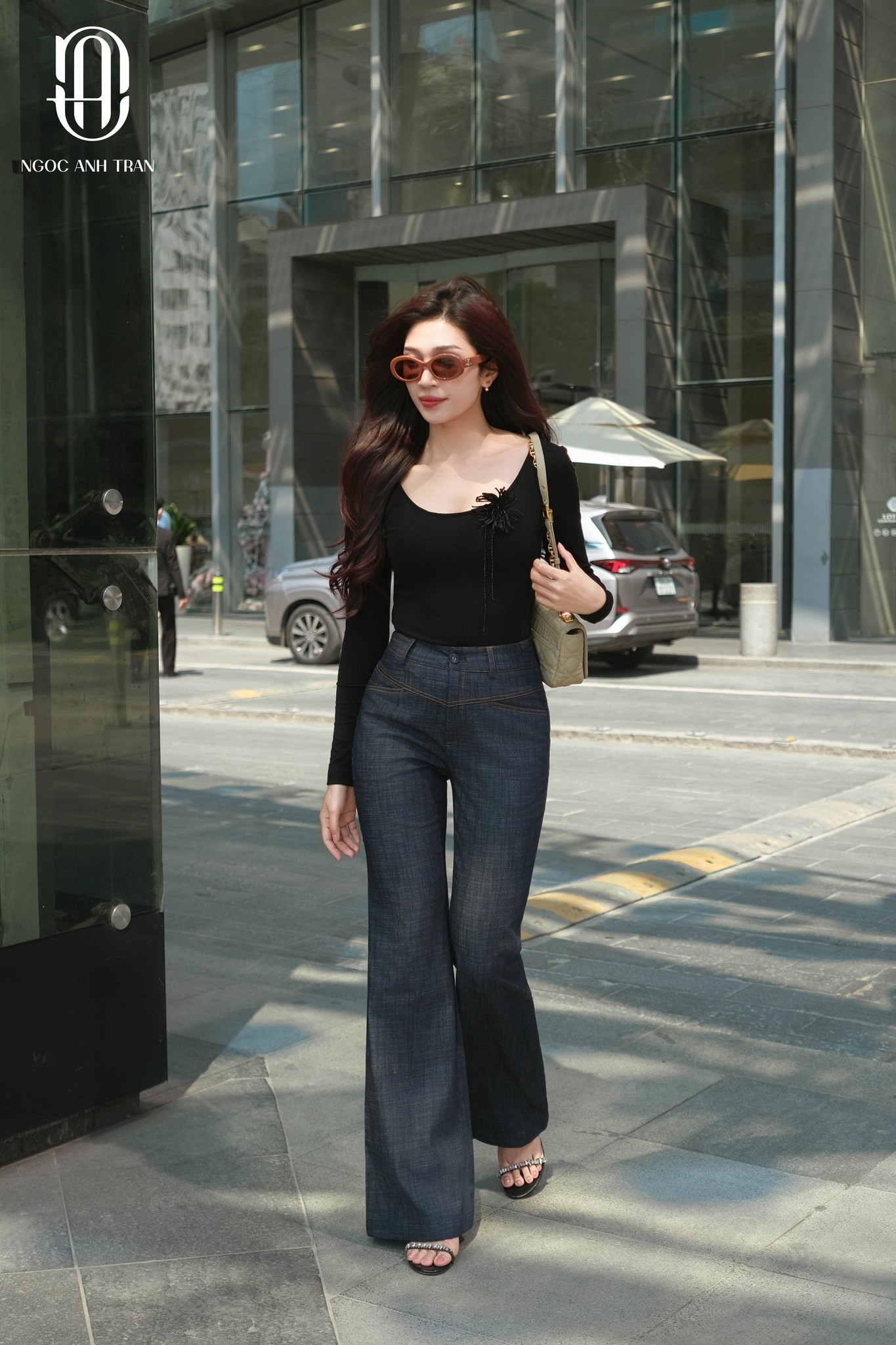 AT003 - Áo thun đen phối tag hoa