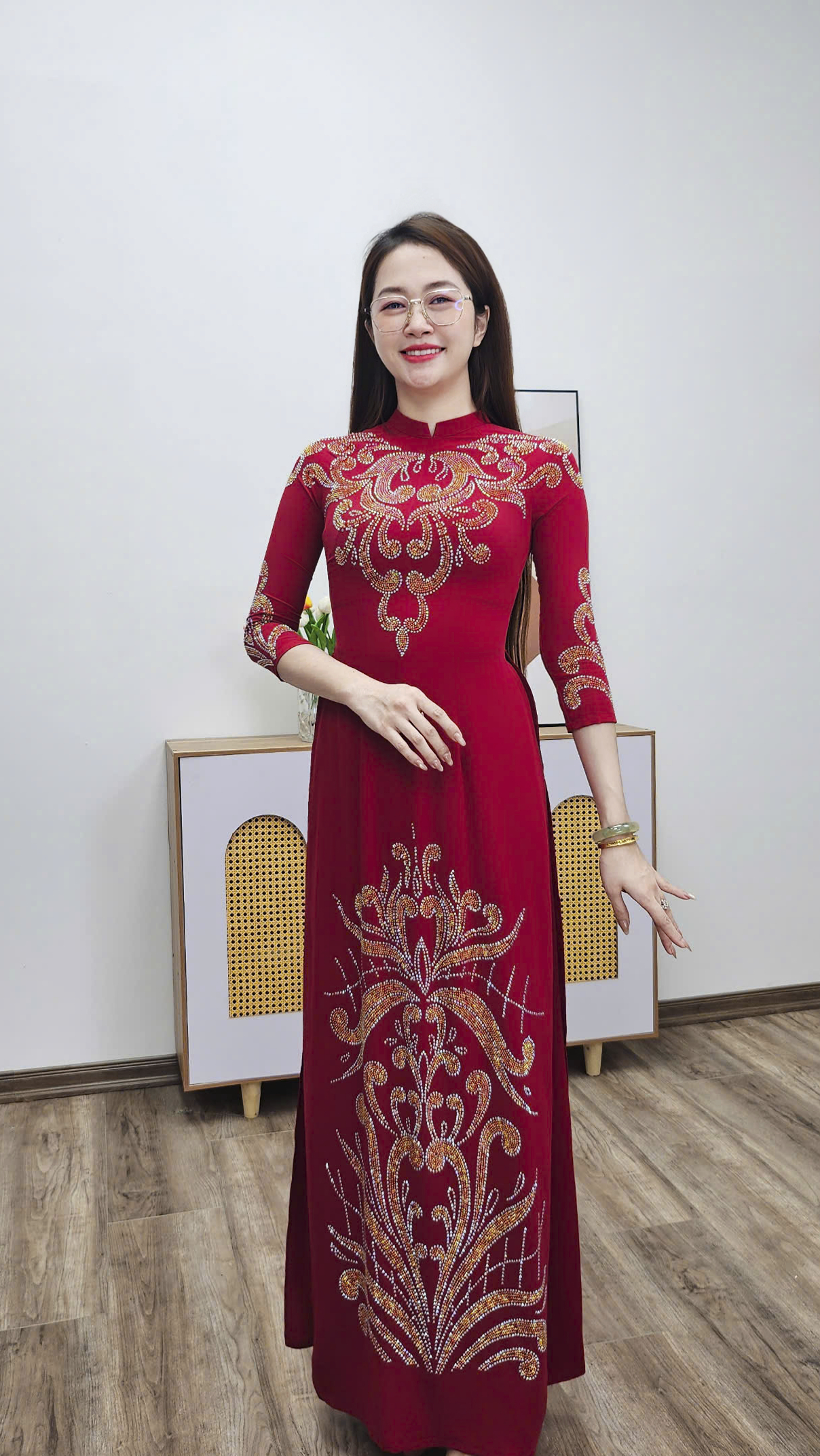 A3009 áo dài cổ 2p tay lỡ lụa mỹ đỏ đô đính đá vàng họa tiết hoàng gia