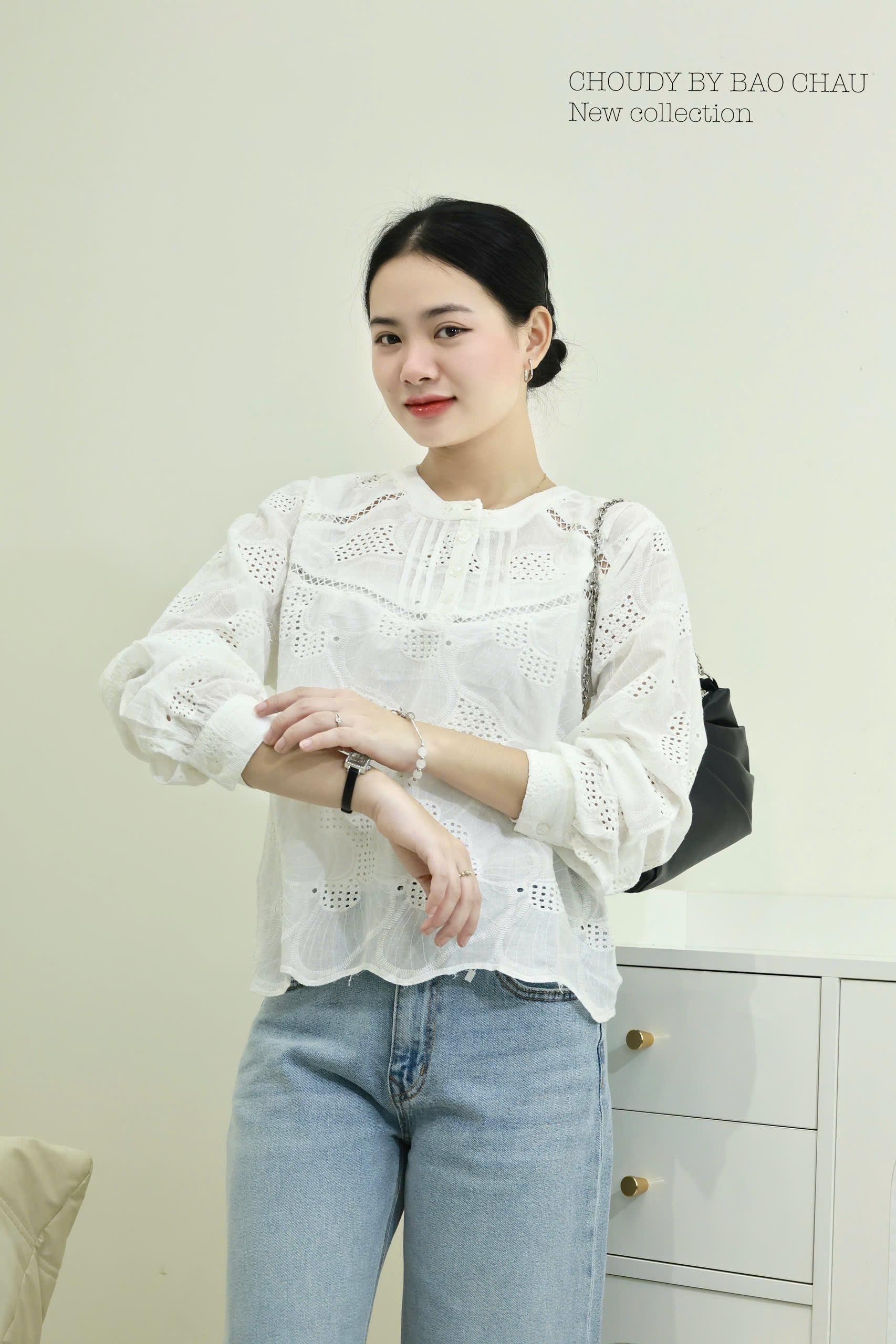 U682 ÁO KIỂU ĐỤC LỖ TRẮNG_thumbnail_6