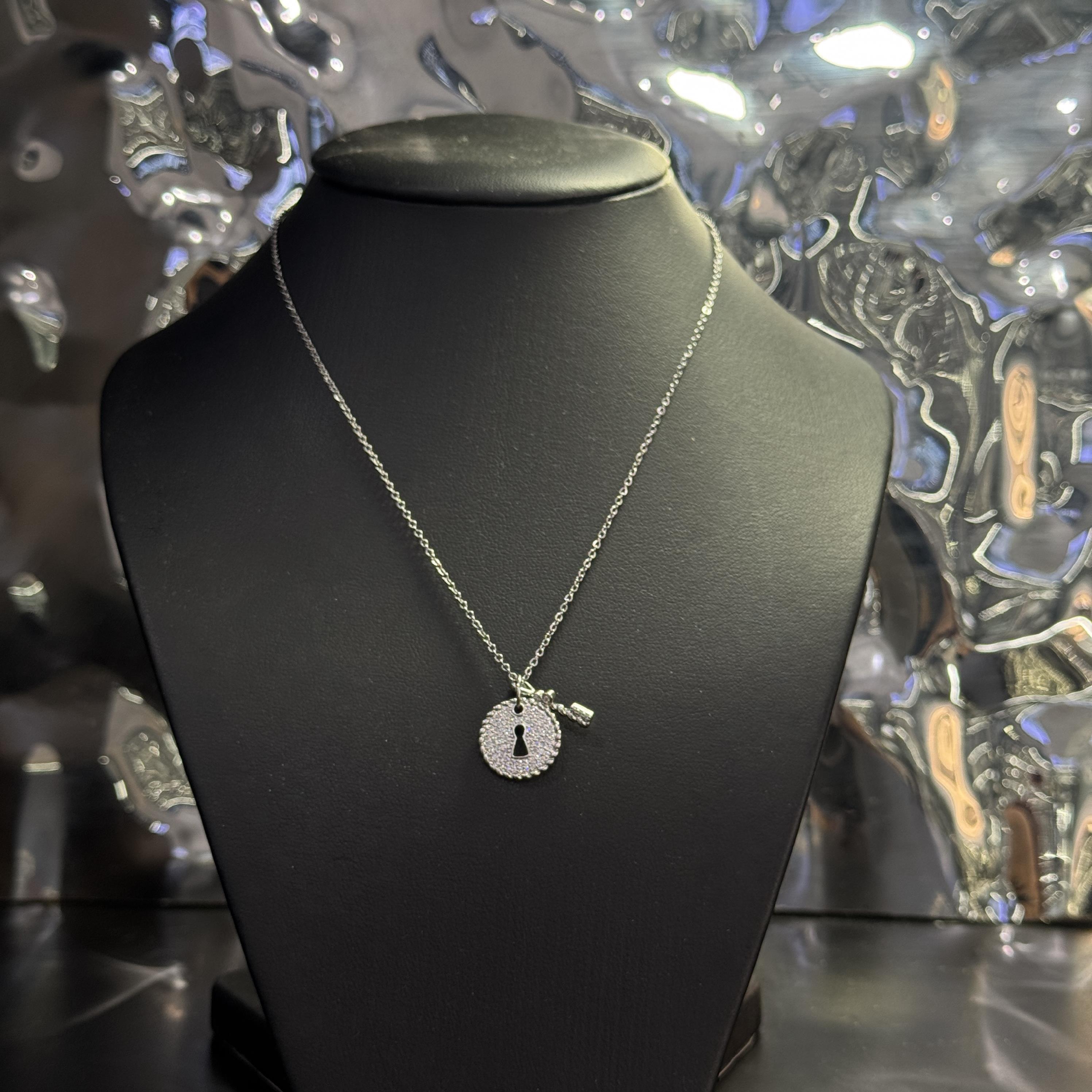 vòng cổ titan ổ khoá tròn tình yêu