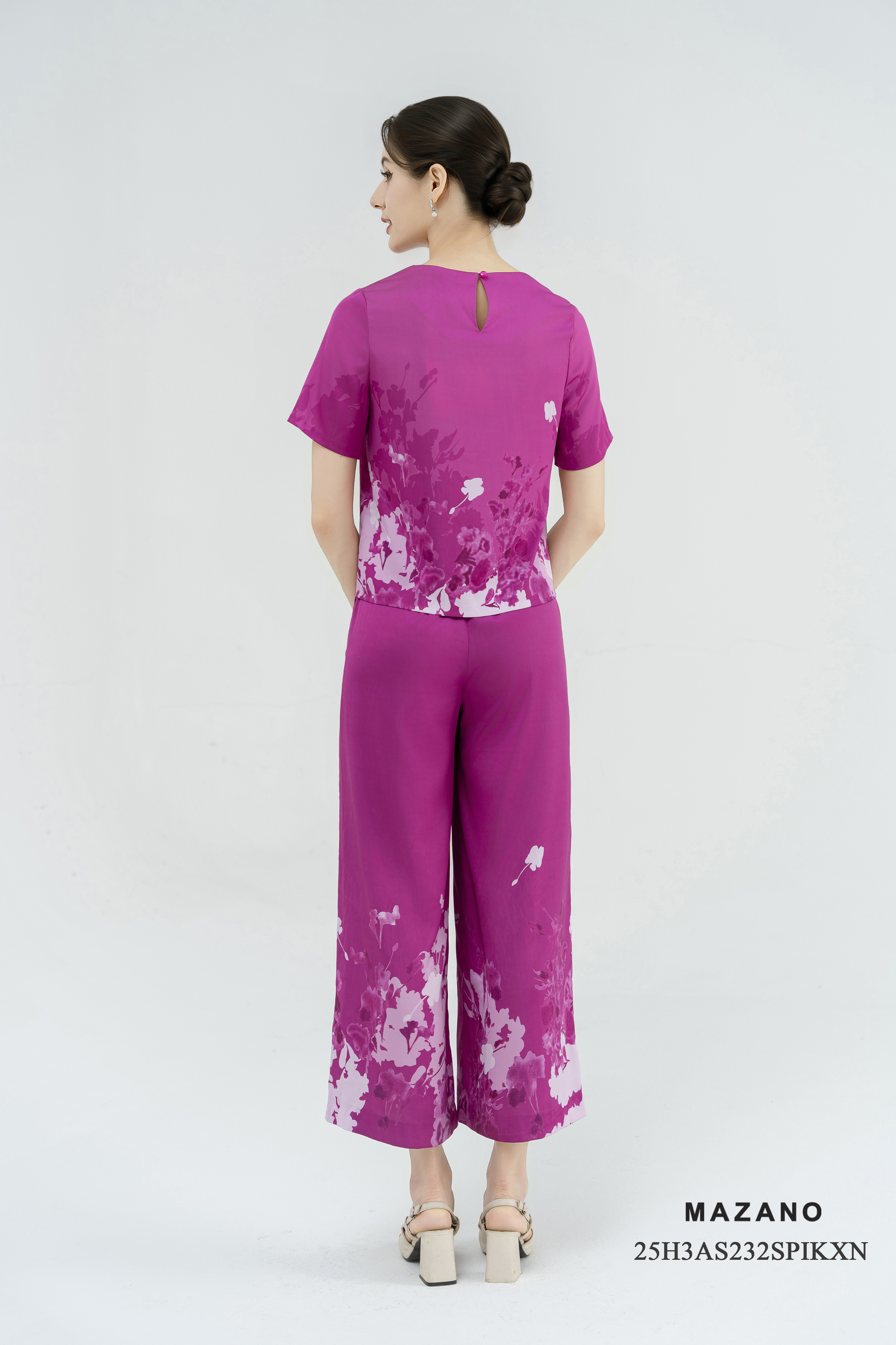 Bộ đồ suông Vải lụa Họa tiết hồng Cổ cách điệu Tay ngăn Dài quần tới qua cá chân_thumbnail_3