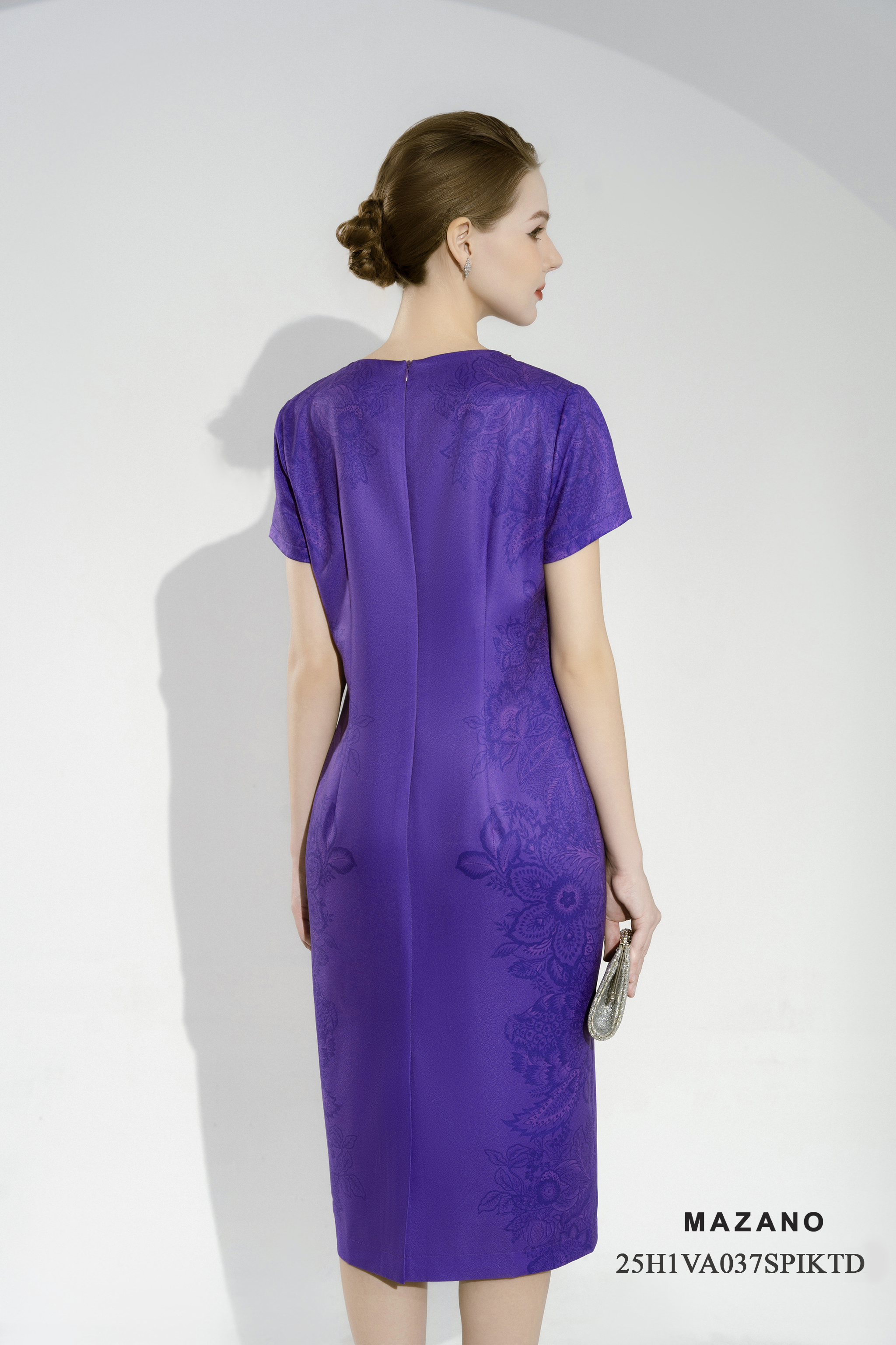 Váy Đầm suông Vải Lụa Hoạ tiết cách điệu Cổ tròn đính đá Tay ngắn Dài qua bắp chân_thumbnail_4