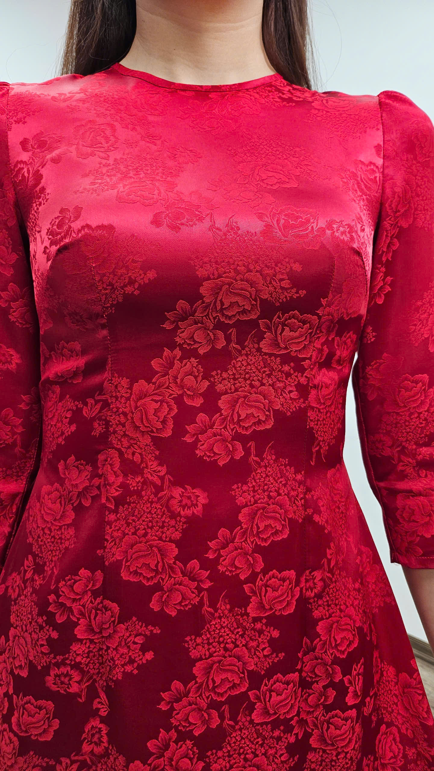 A2873 áo dài cổ khít tay bồng gấm mẫu đơn đỏ đô_thumbnail_1