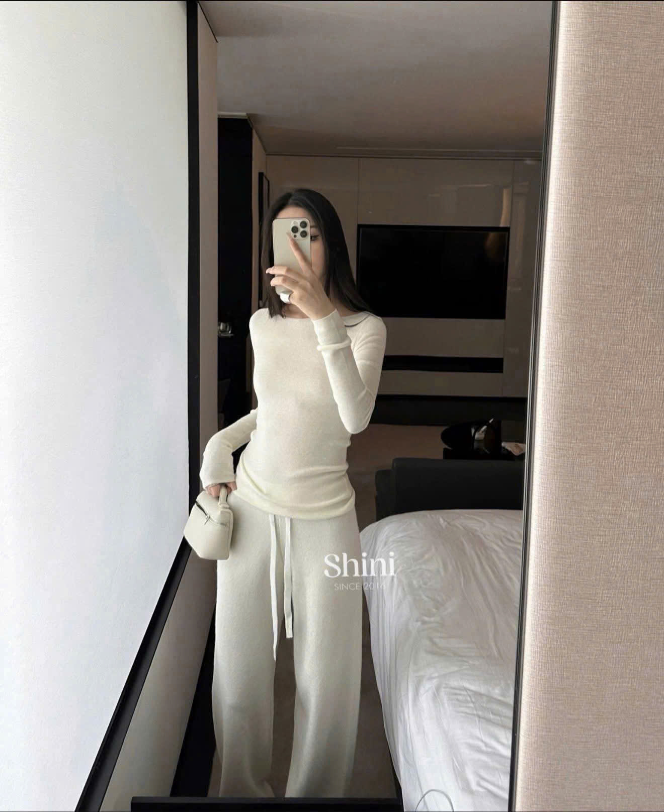 HA722 - Áo tay dài cổ thuyền ( TRẮNG )