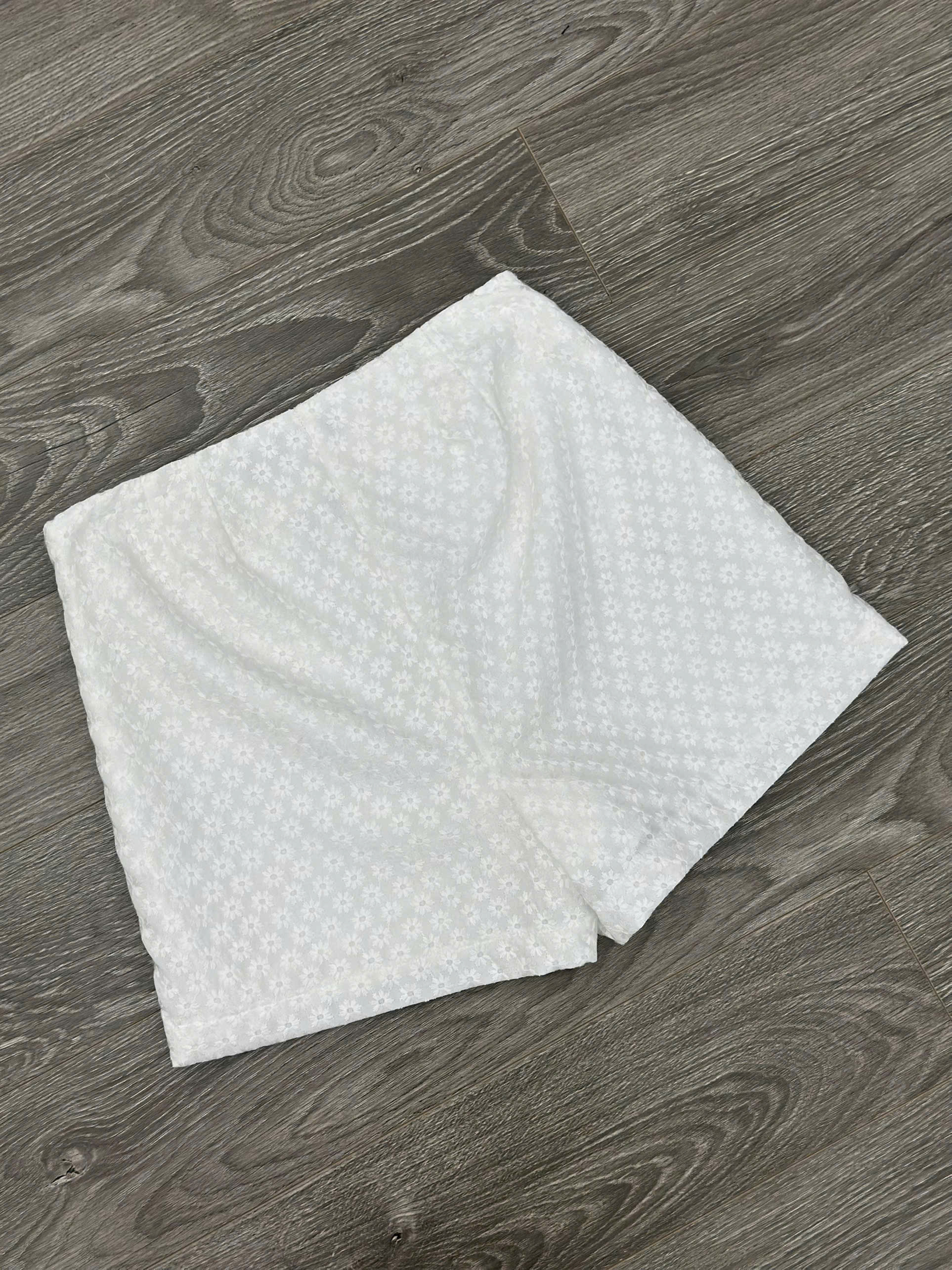 SALE Q35 QUẦN SHORT THÊU TRẮNG_thumbnail_4