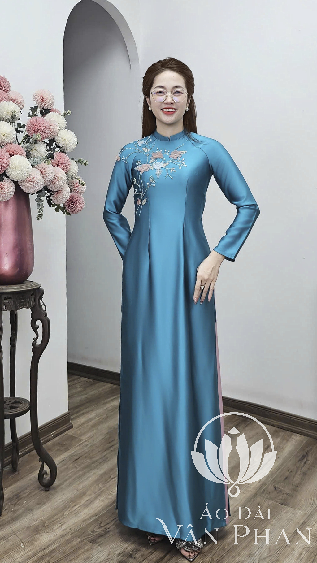 T468 áo dài cổ 2p tay dài lụa tô châu xanh lí đính hoa