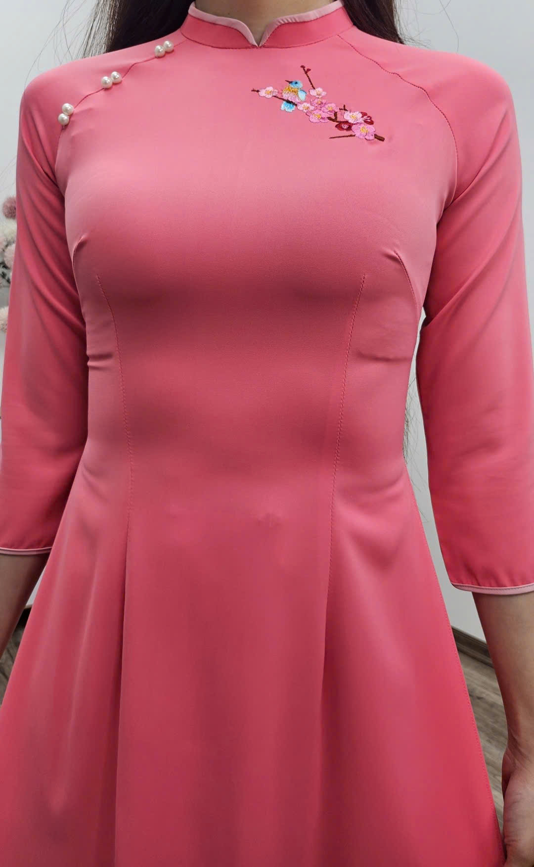 T450 áo dài cổ 2p tay lỡ lụa mỹ hồng viền cổ thêu hoa đào nhỏ đính ngọc_thumbnail_2