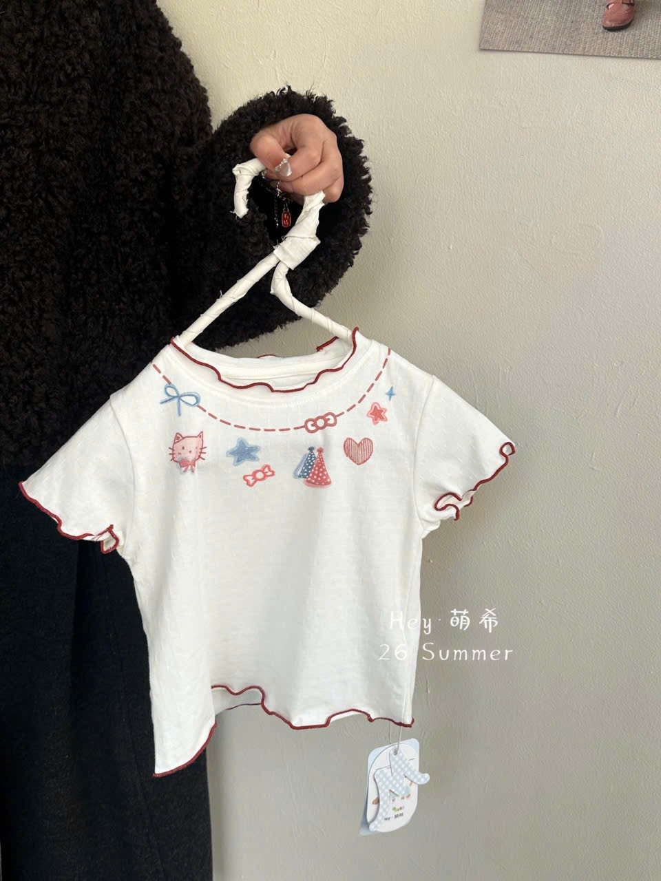 (E193) Áo thun cộc tay cổ thêu đỏ hoạ tiết kitty hãng HMX