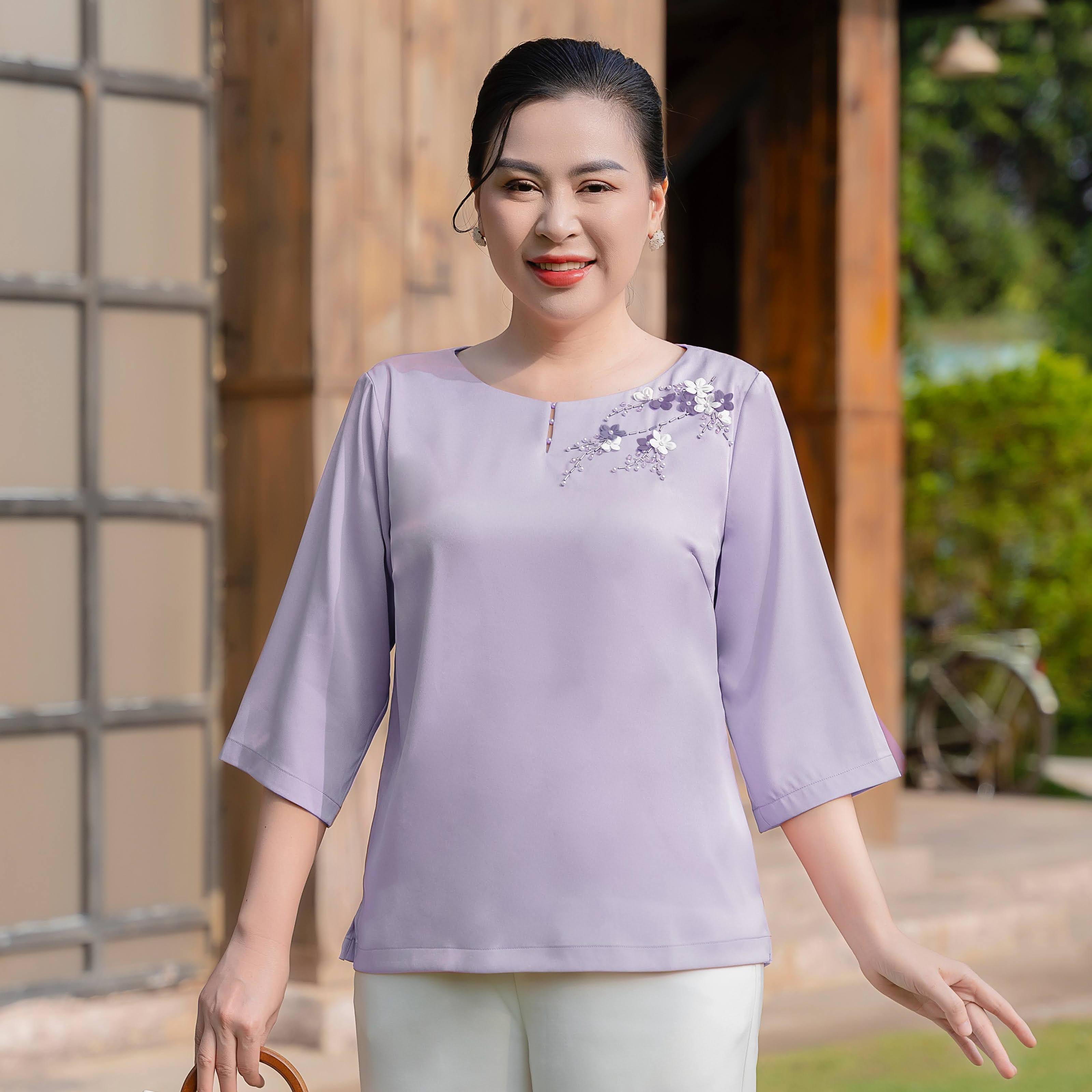 GUMOM - Áo Kiểu Trung Niên U50 U60 Cao Cấp Cổ Tròn Tay Lỡ Thêu Hoa Đính kết hoa và pha lê thủ công Sang Trọng Cho Nữ - Women Nhung Kem Xanh Nho Tua Rua Top Voi_thumbnail_5