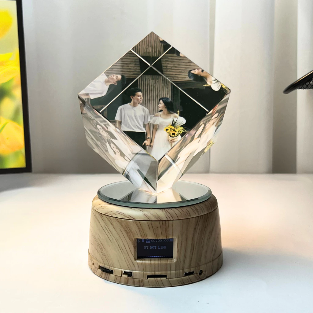 Pha Lê Lập Phương Đế Tự Xoay, Kết Nối Bluetooth Phát Nhạc - Pha Lê In Hình Theo Yêu Cầu - Đế Dùng Cả Pin Và Điện Sạc_thumbnail_4