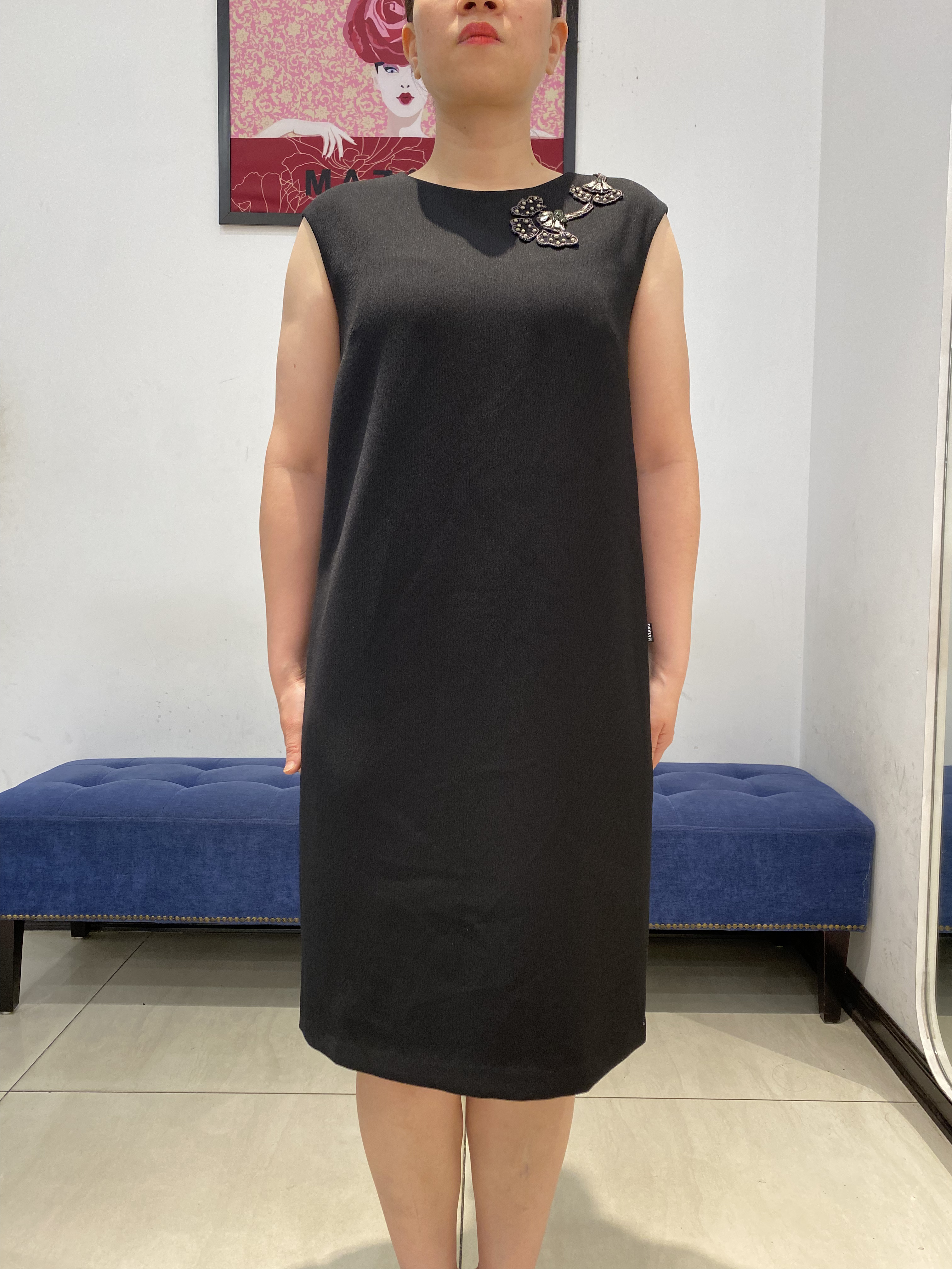 Váy đen vai chờm đính đá_thumbnail_1