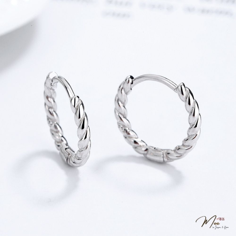 K217 - Khuyên tam bấm viền xoắn mảnh