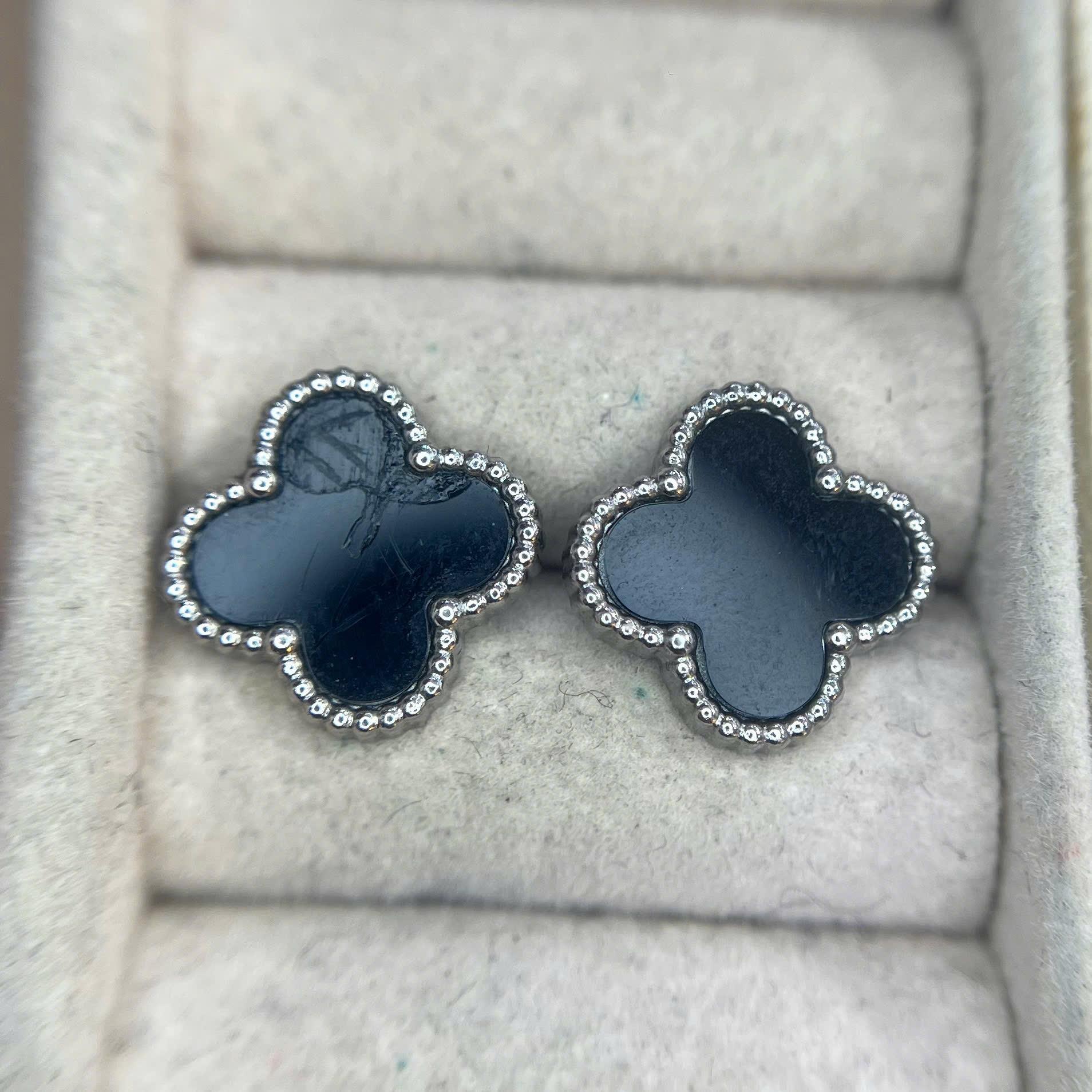 khuyên kiểu cặp cỏ bốn lá đen viền bi nhỏ bac titan.