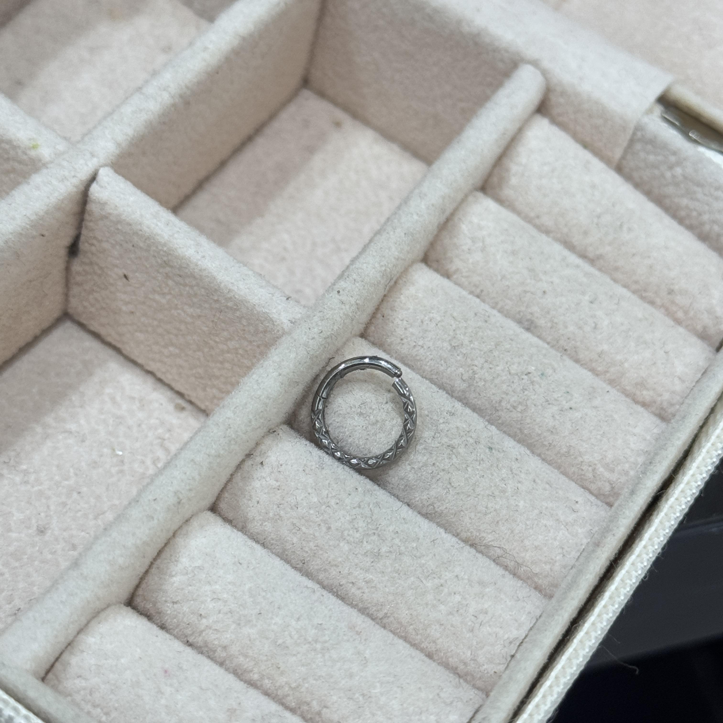 Khuyên bật khớp titan răn cưa.