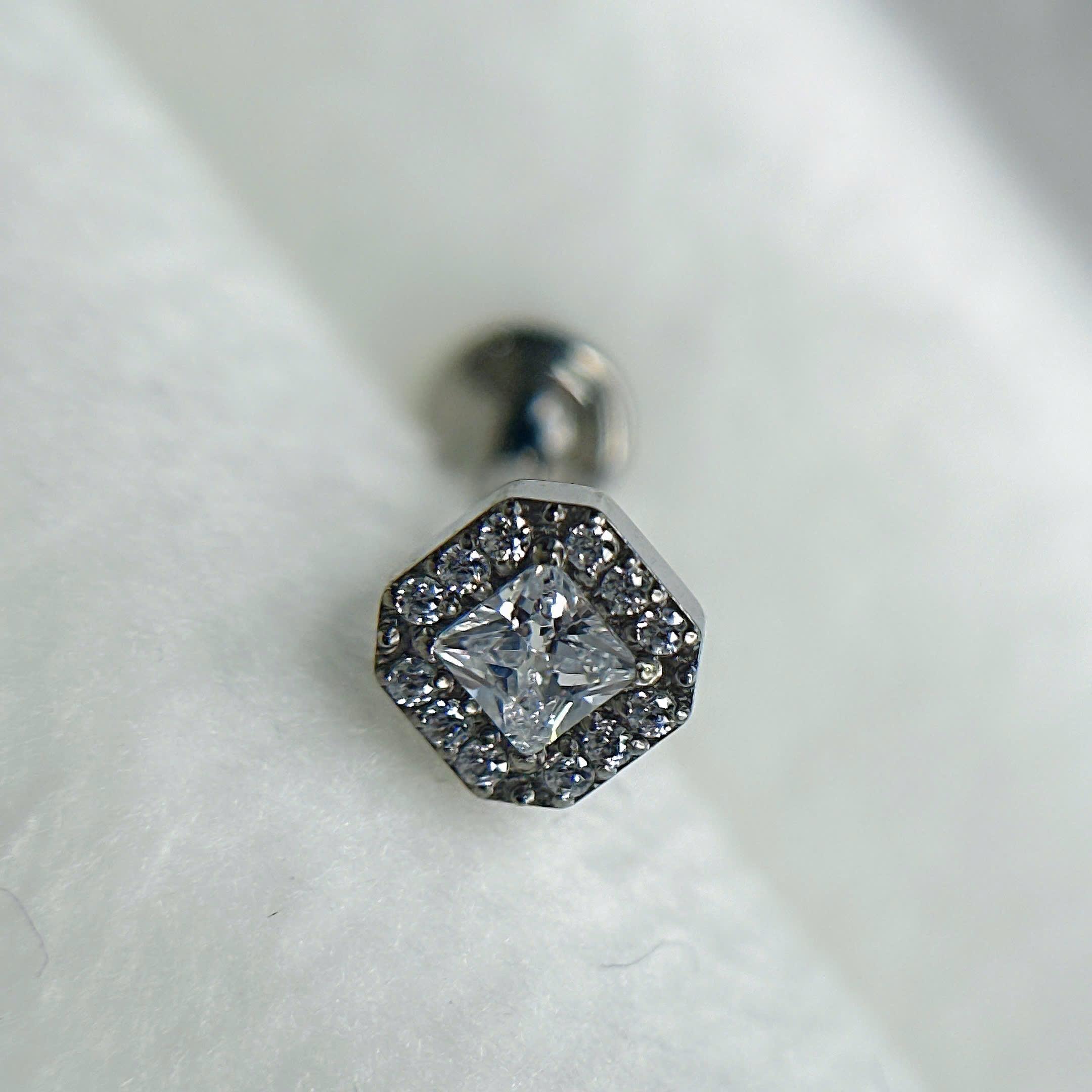 Khuyên kiểu titan full đá vuông lớn