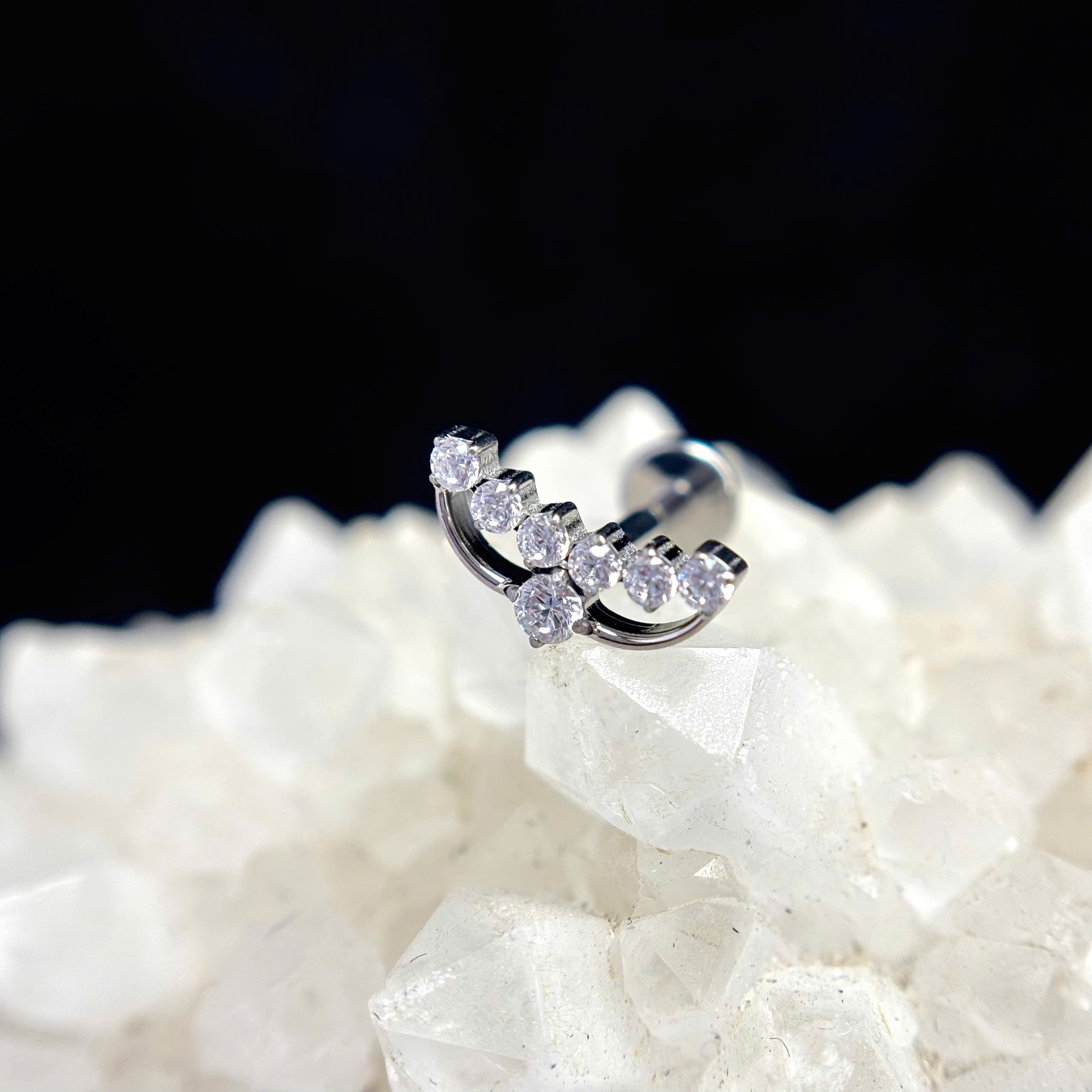 Khuyên kiểu titan 7 đá trắng_thumbnail_2