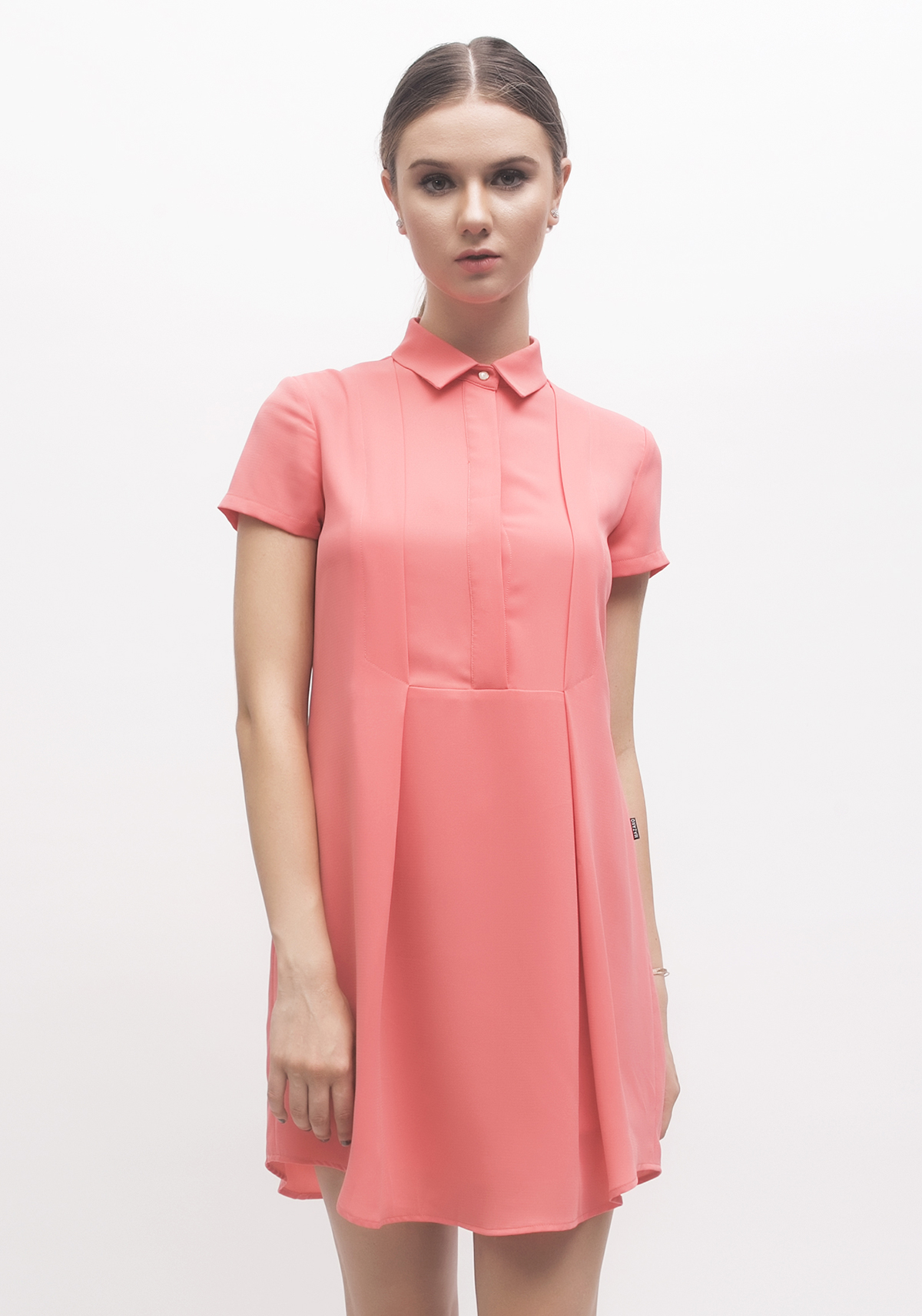 Váy hồng suông cổ đức