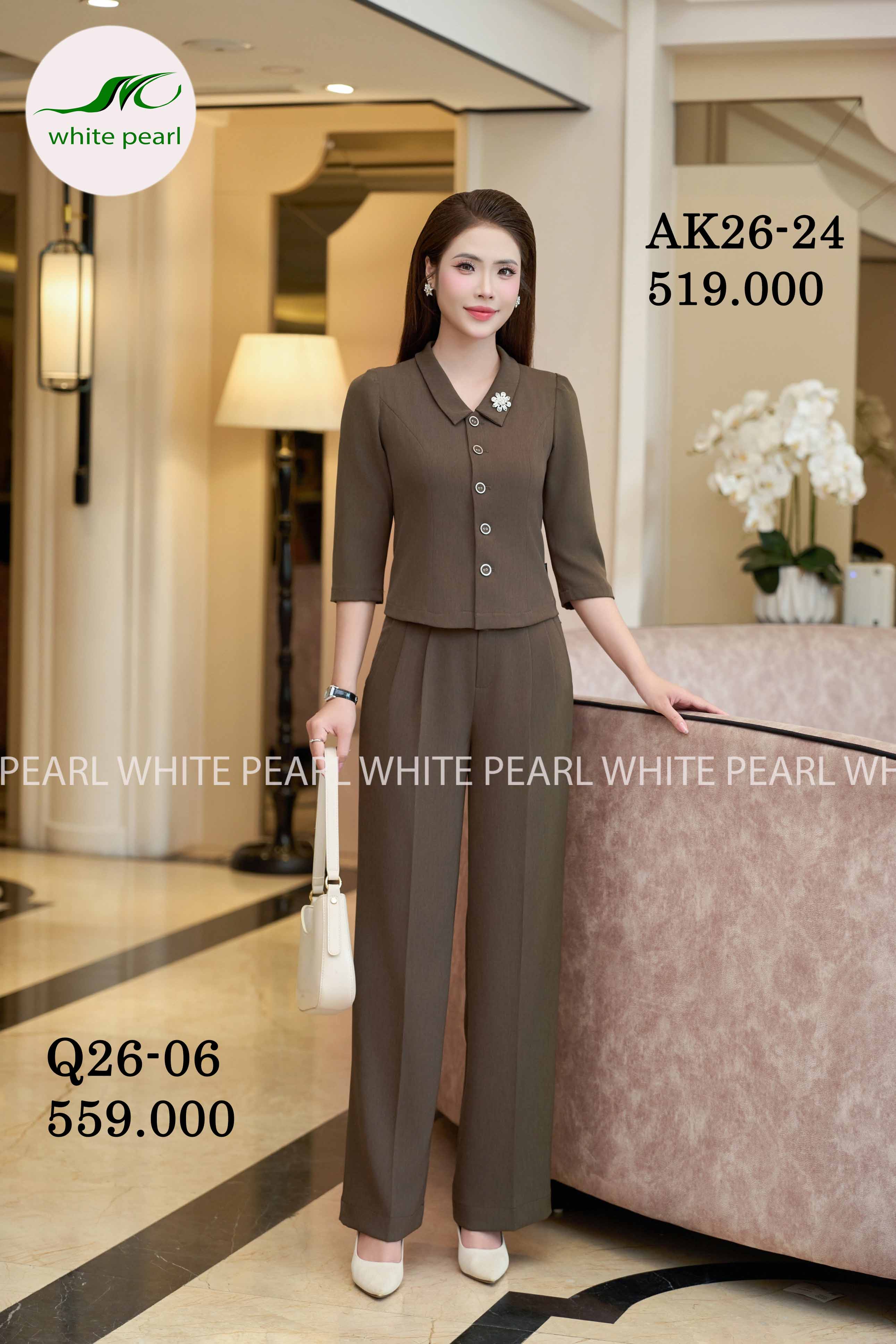 SET Áo ký giả cổ sen vuông  AK26-24 + Quần suông 2 ly Q26-06 Thời trang công sở cao cấp White Pearl