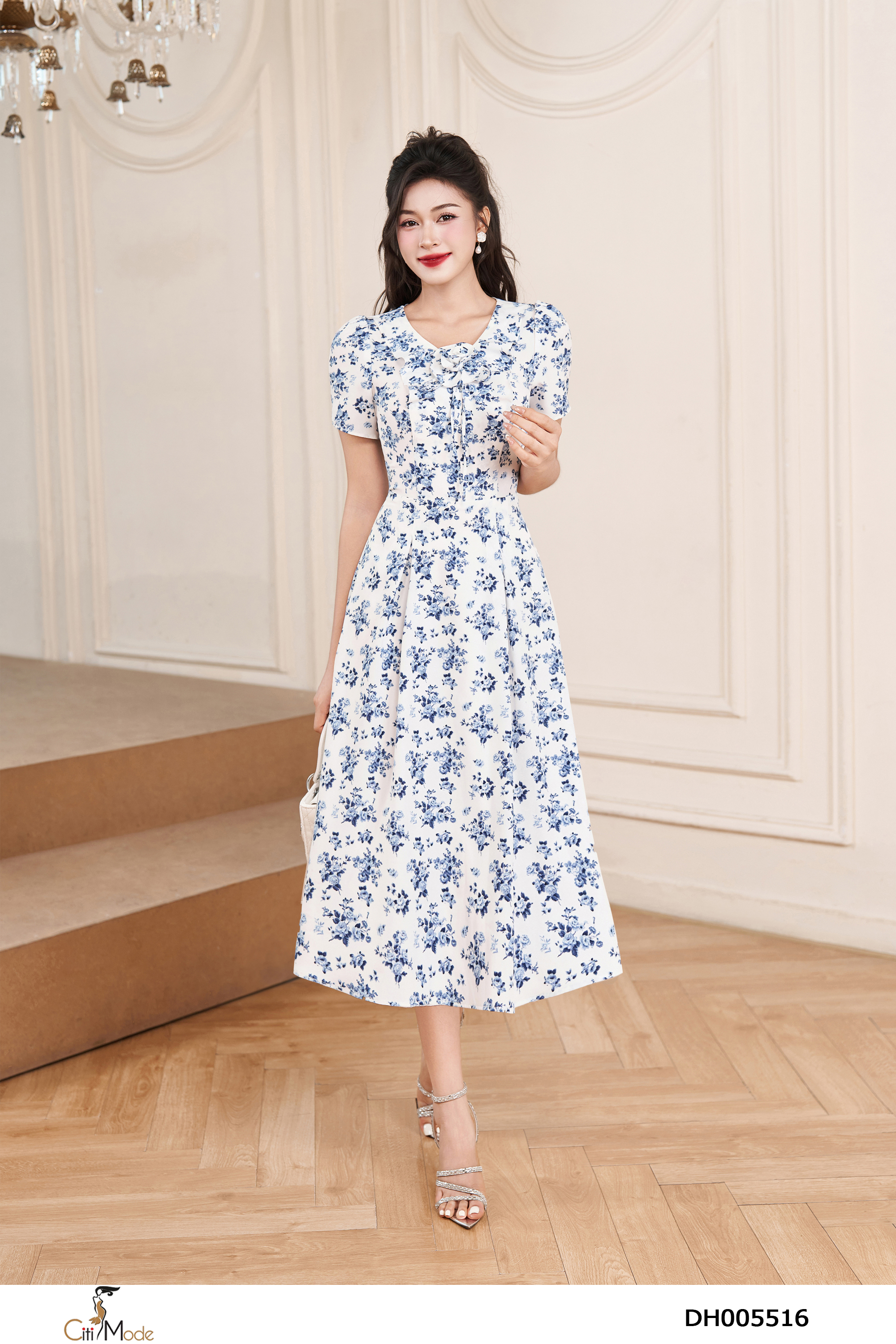 Đầm xòe họa tiết hoa xanh cổ V đính hoa cổ_thumbnail_3