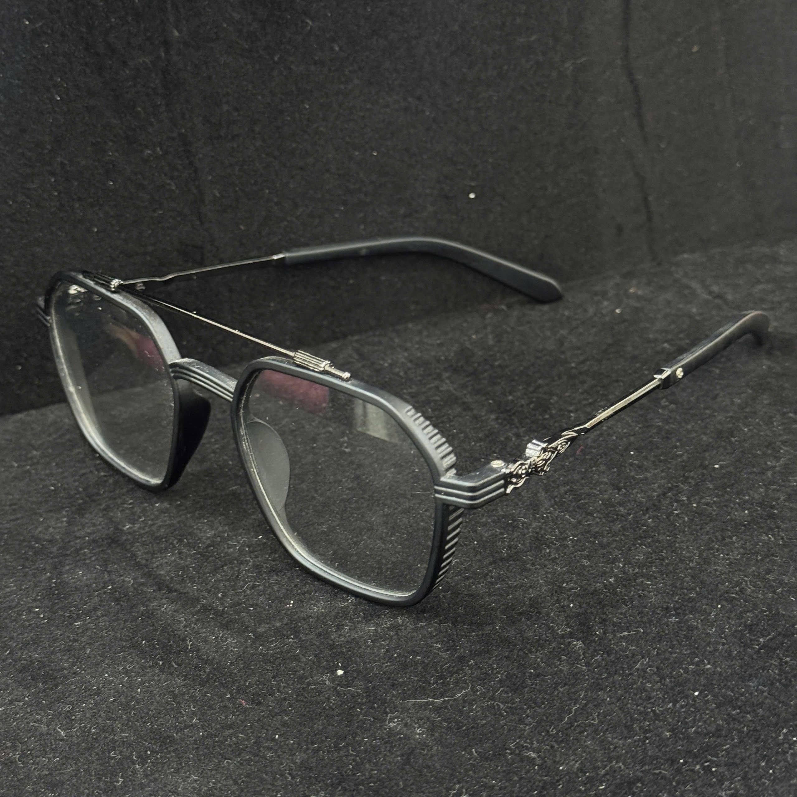 Kính mắt vuông thuôn đen thanh ngang.