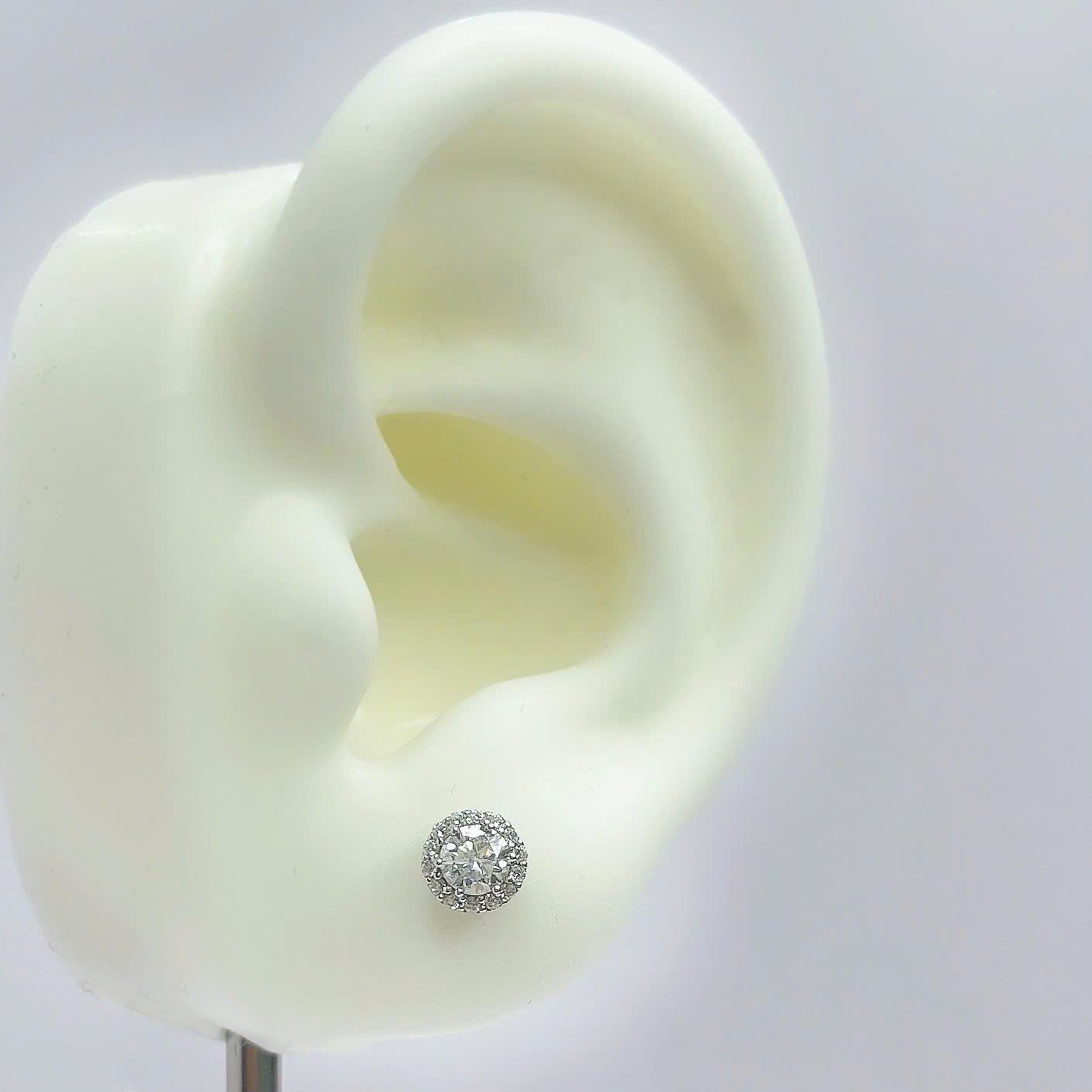 Khuyên tai bạc kim cương mois viền đá tấm