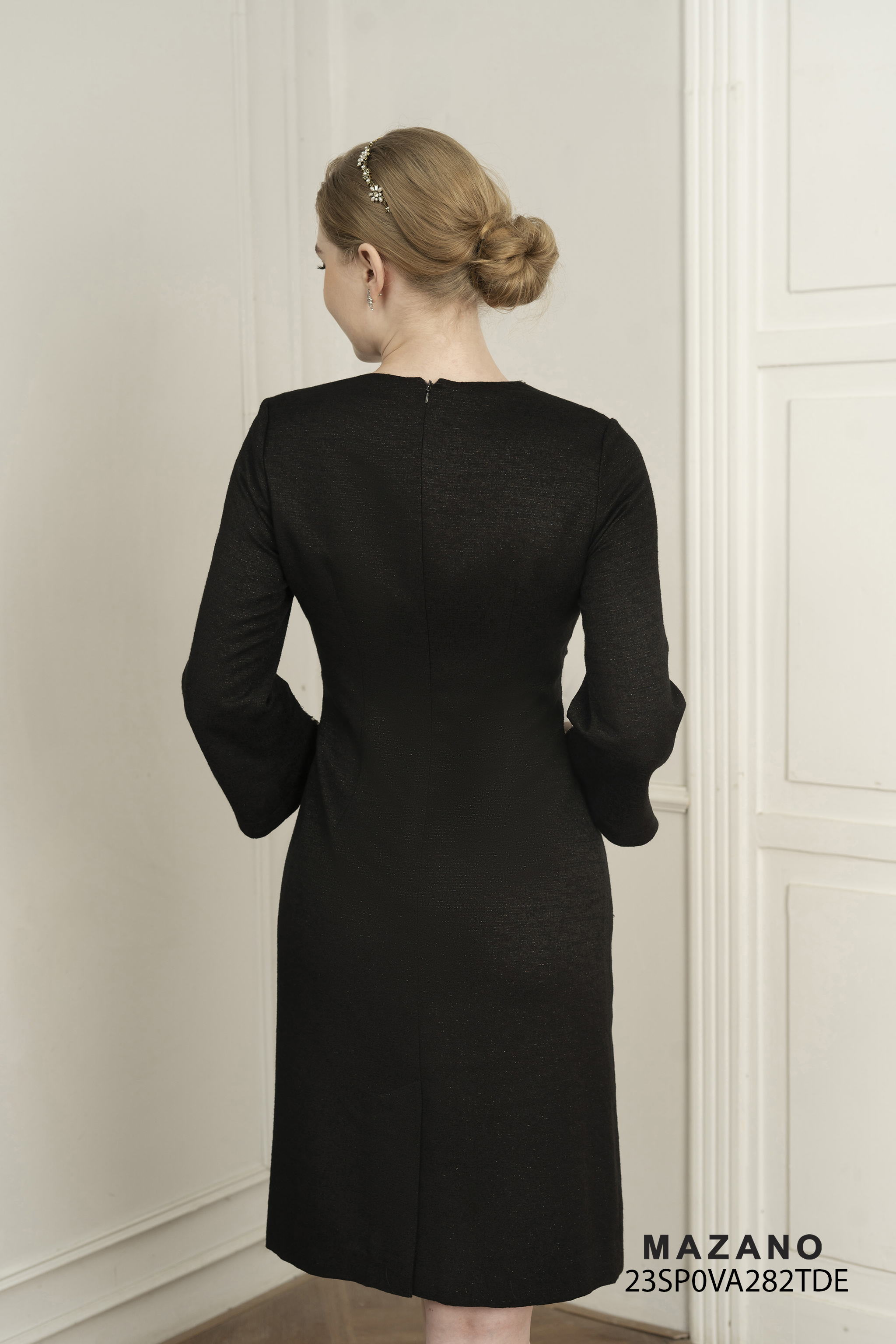 Đầm suông đen dự tiệc cổ V đính trang trí