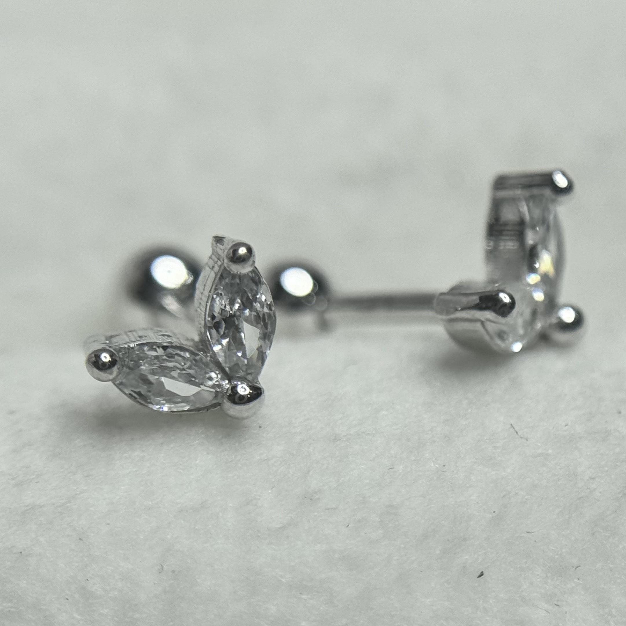 Khuyên kiểu bạc xi bạch kim 2 cánh trắng nhỏ