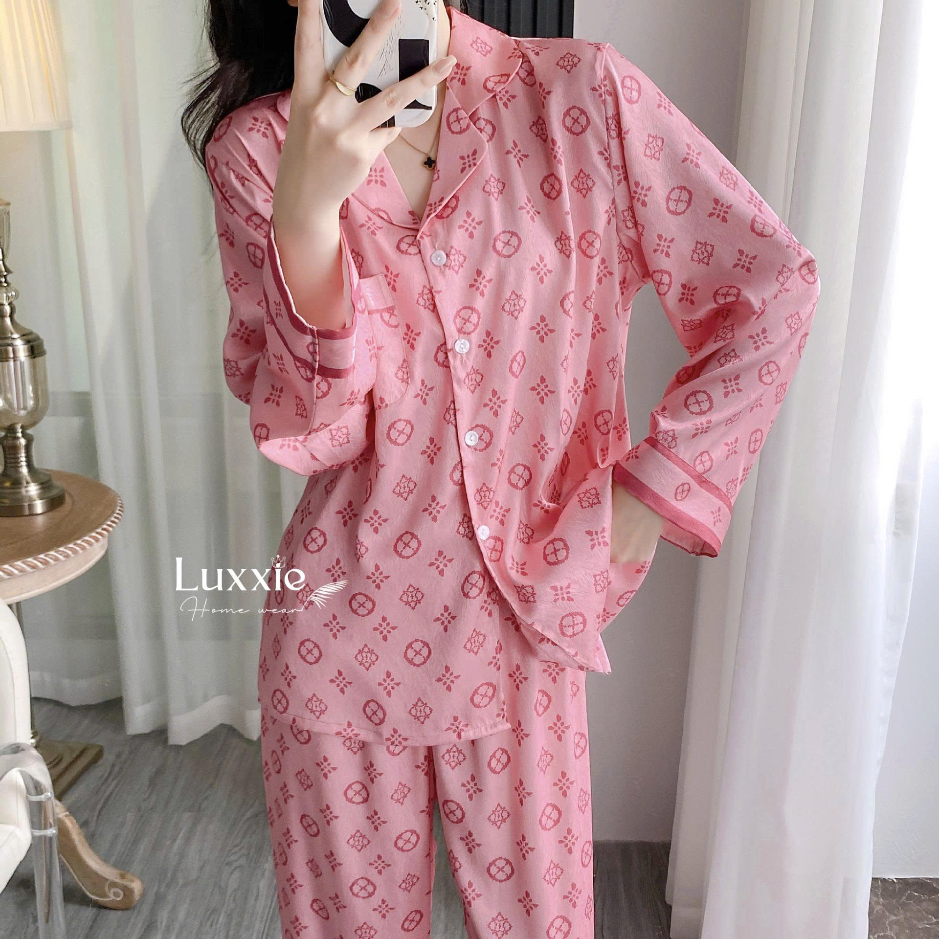 LEDAI10 Pijama lụa xước hồng họa tiết monogram
