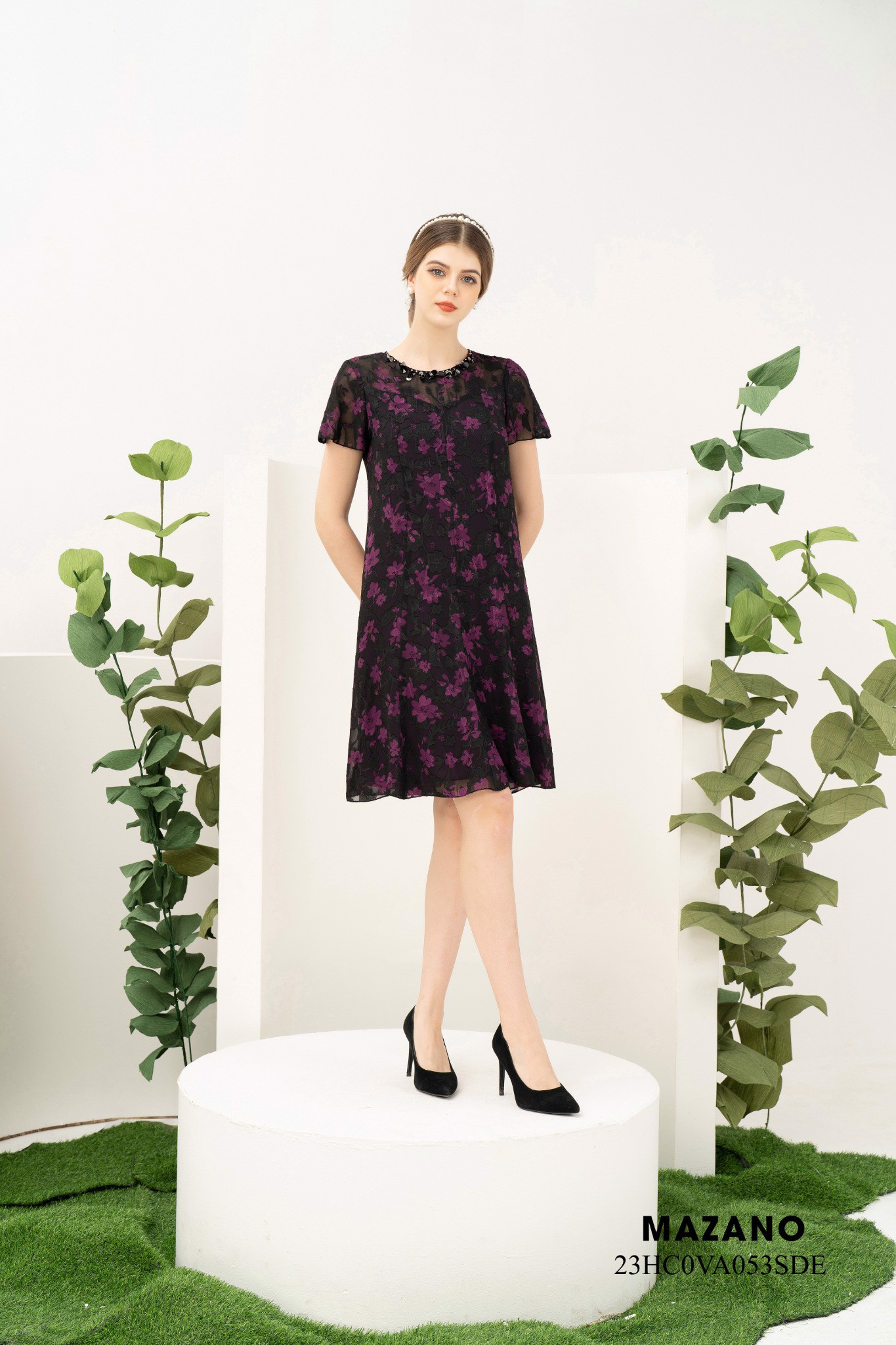 Đầm suông A đen cổ đính đá