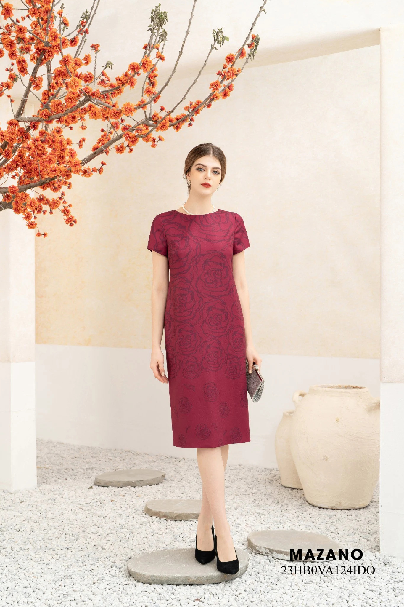 Đầm suông đỏ vừa họa tiết bố cục