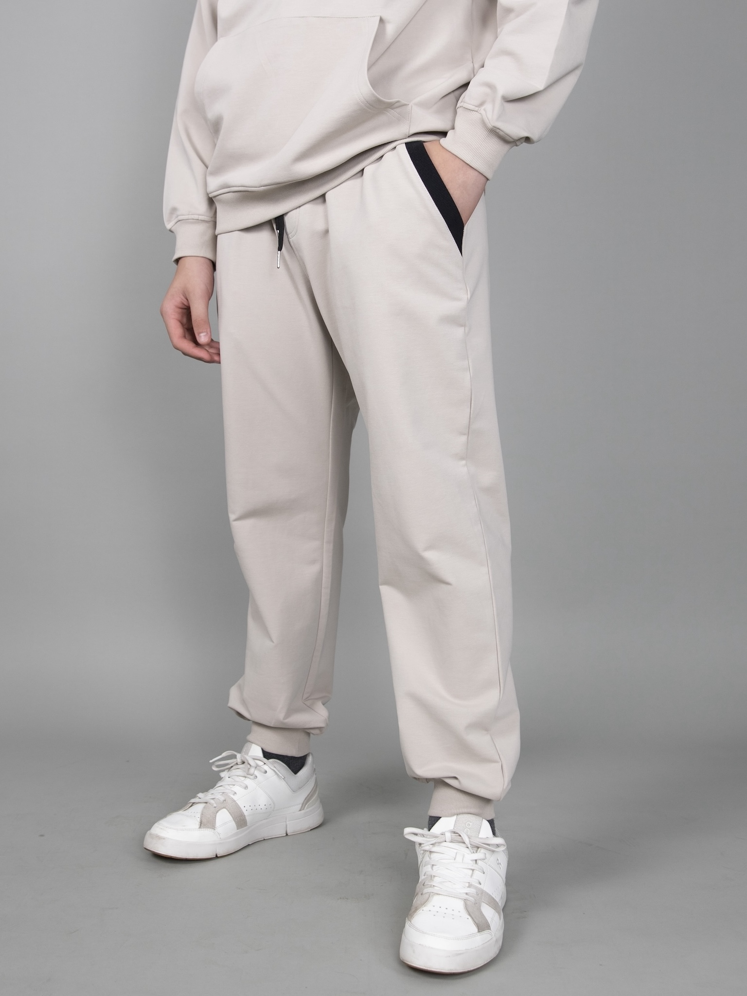 Quần nỉ màu be phối miệng túi đen