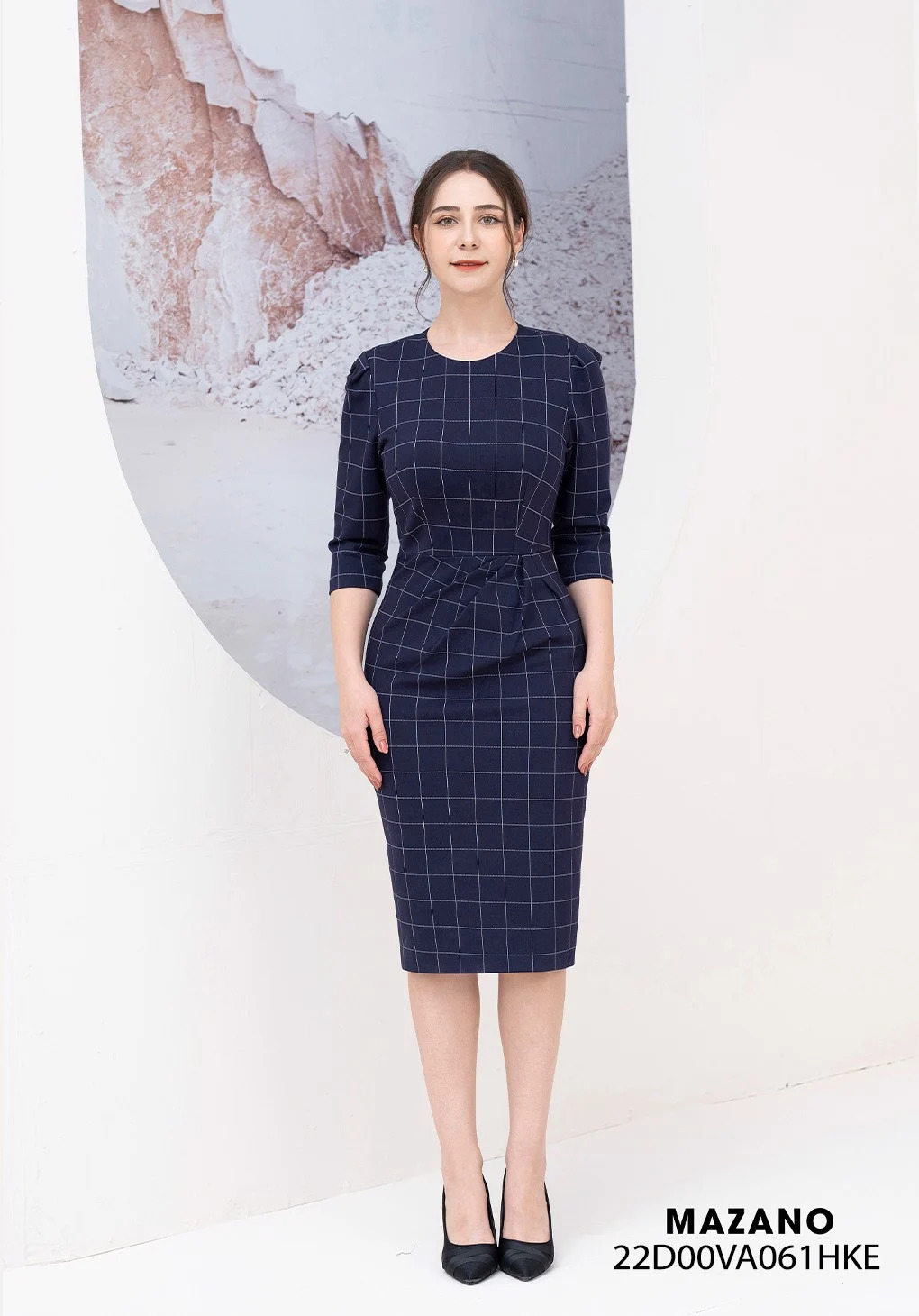 Đầm xanh đen ôm kẻ xếp ly giấu bụng