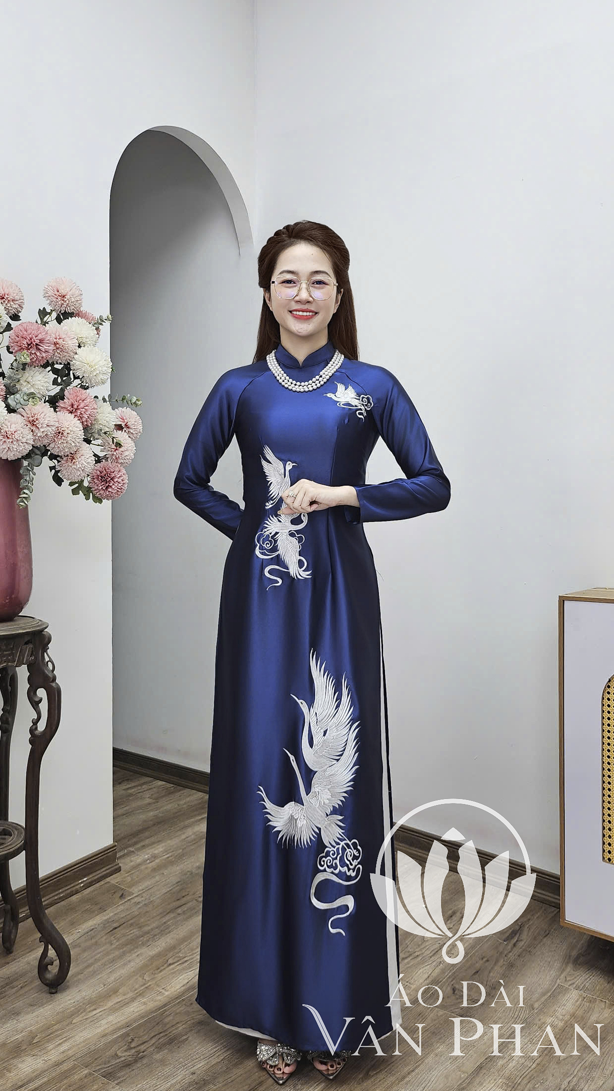 T465 áo dài cổ 3p tay dài truyền thống lụa ruby xanh than thêu chim hạc trắng