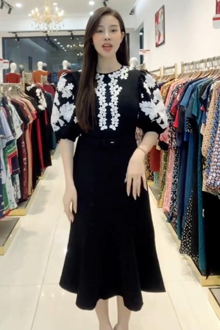 Đầm đen đuôi cá tay bồng đính ren trang trí