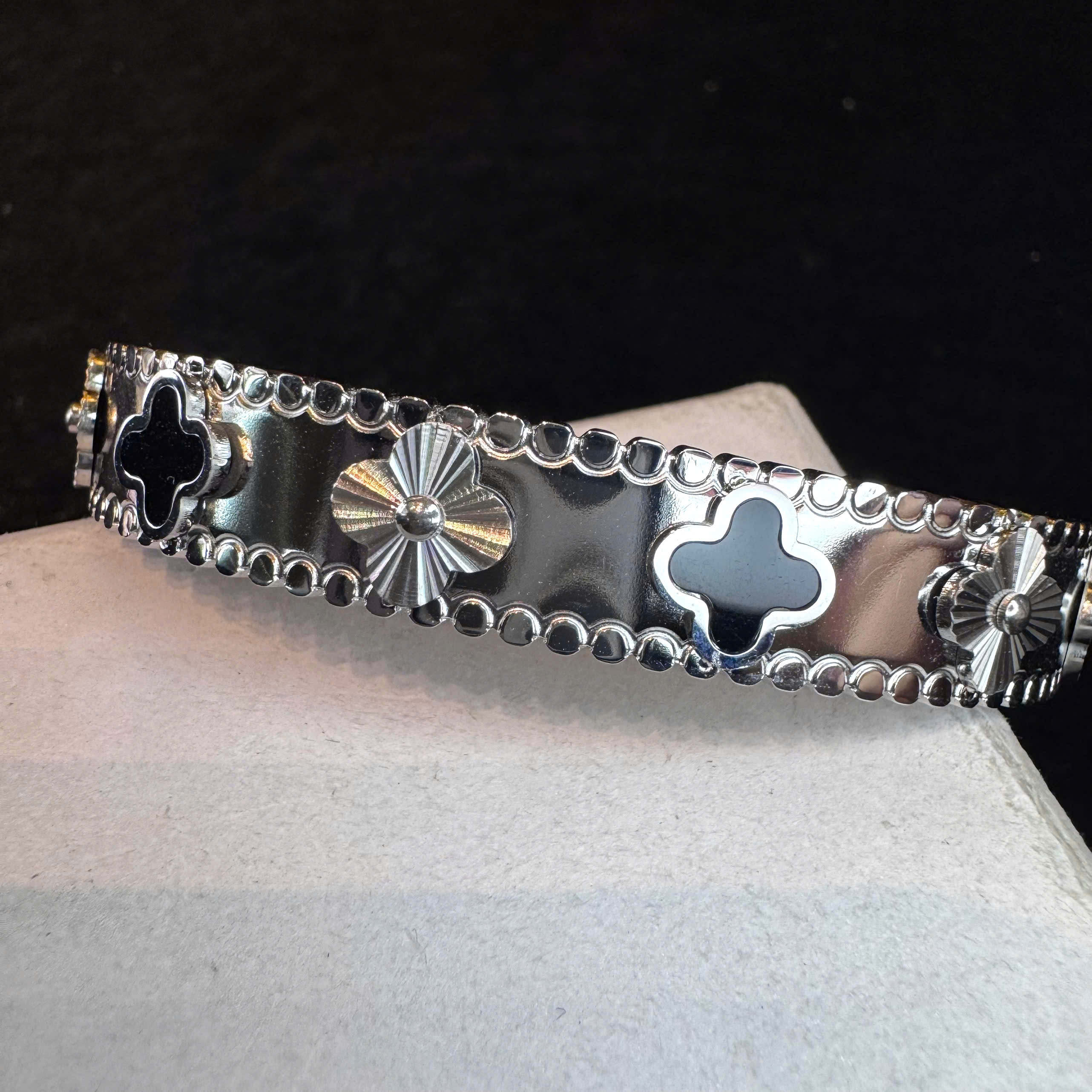 vòng tay titan cuff vca đen trơn