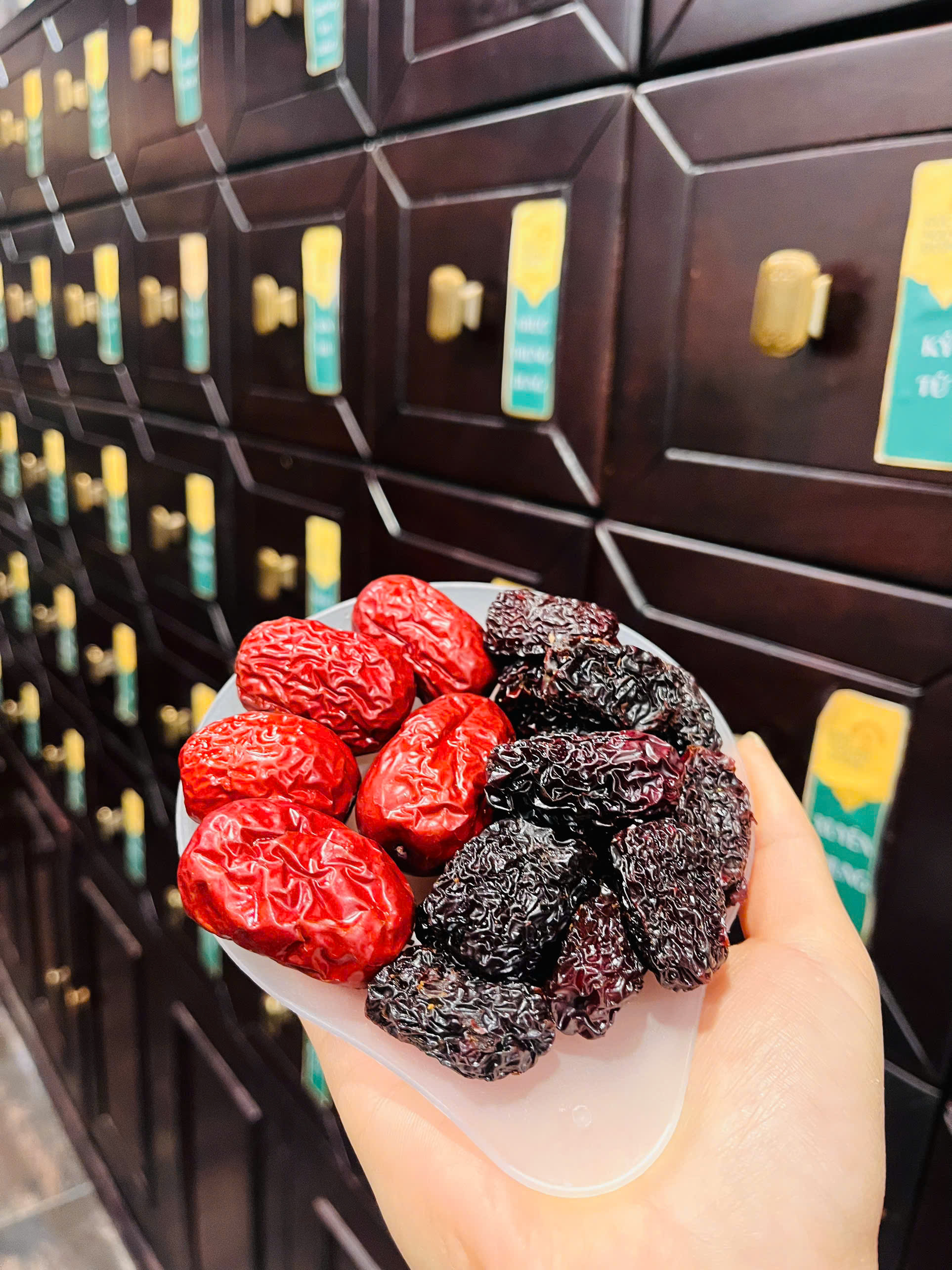 Phân biệt Táo Đỏ - Táo Đen, sử dụng thế nào cho đúng?