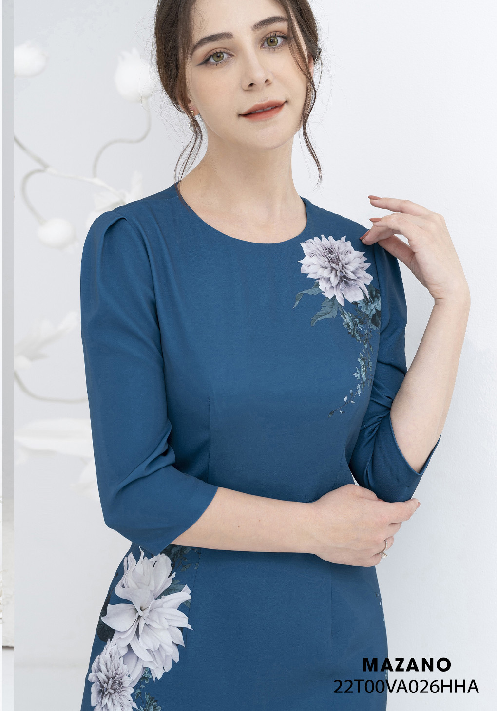 Đầm xanh ôm vừa in họa tiết hoa bố cục