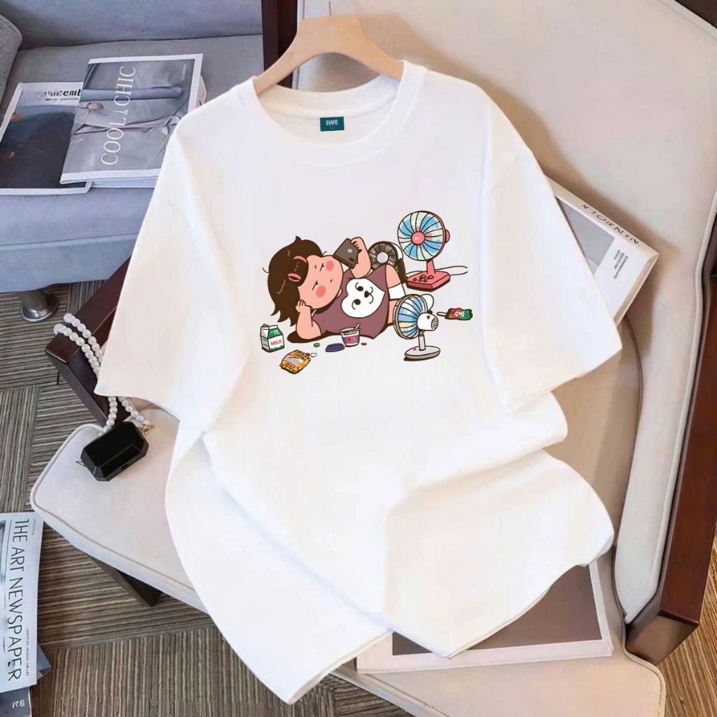 Áo thun unisex UX30-1168 hình bé gái nằm xem điện thoại dáng oversized local brand WETEE_thumbnail_4
