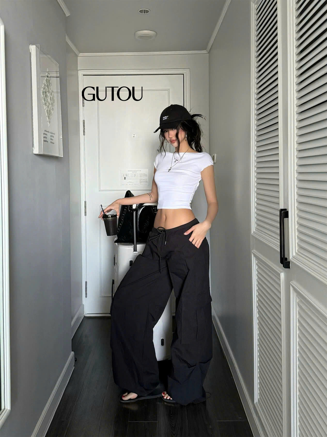 [ GUTOU ] Áo Cổ Rộng In Chữ ROVENTE