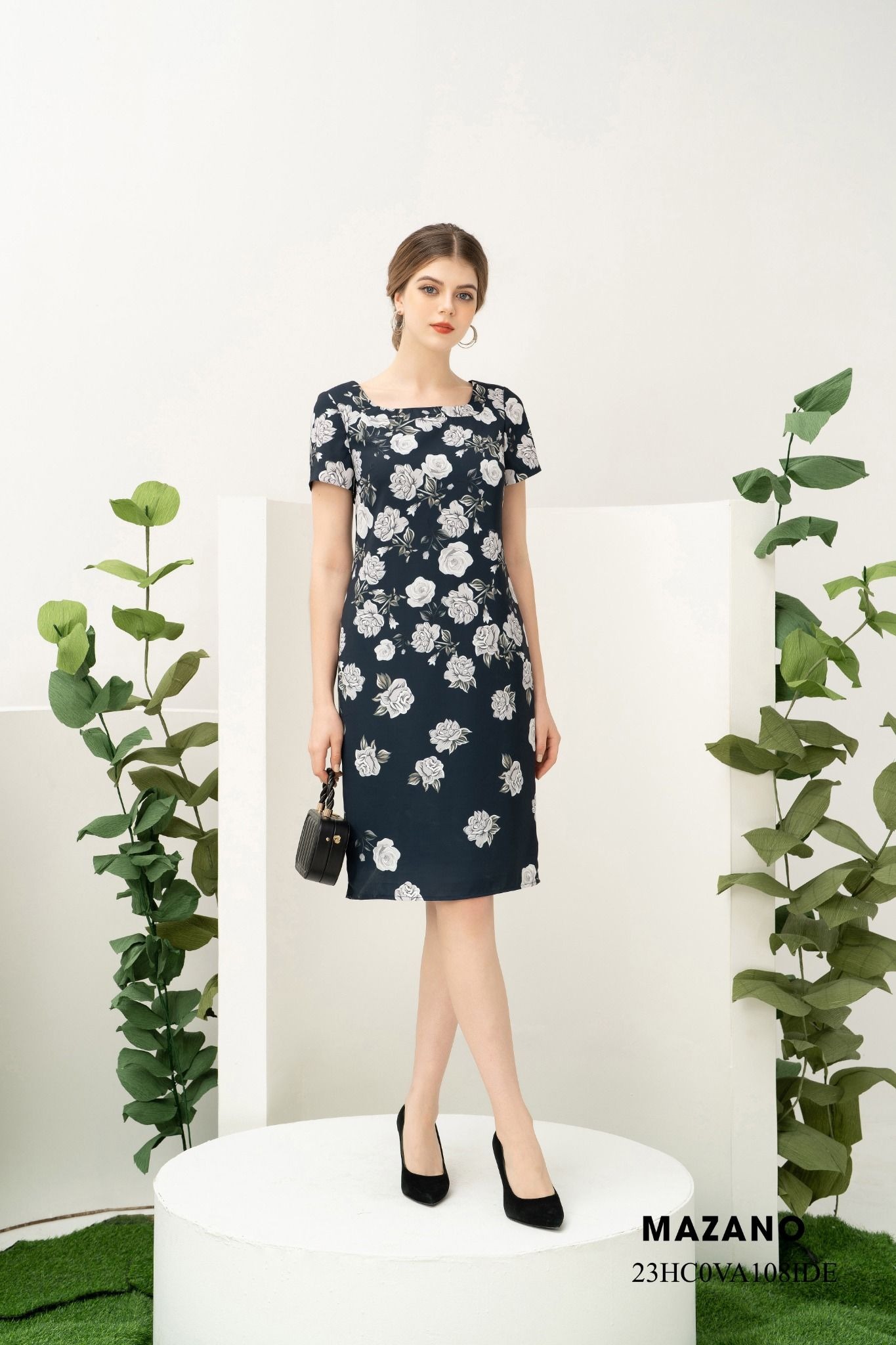 Đầm Suông hoạ tiết hoa hồng in bố cục, cổ tròn tay ngắn, dài đến bắp chân