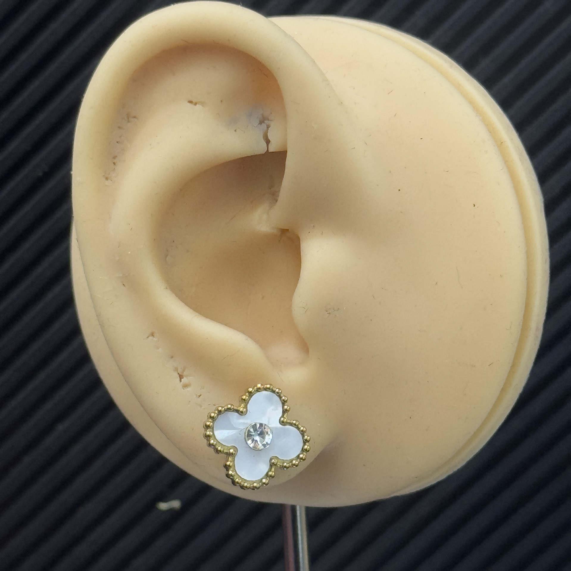 khuyên kiểu cặp titan vancleef hoa trắng nhuỵ kim cương bi vàng_thumbnail_3