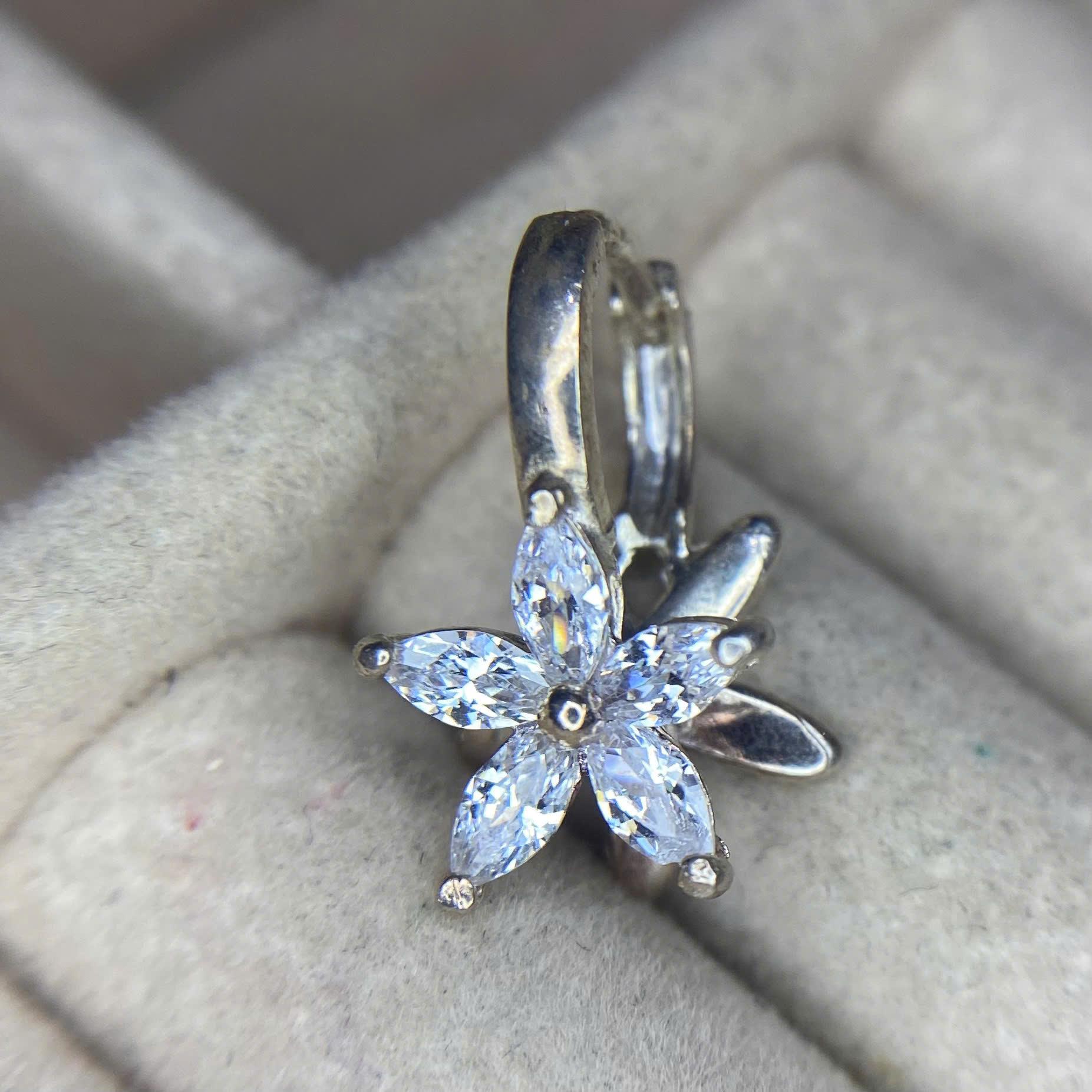 khuyên vòng bạc hoa kim cương trắng năm cánh thon dài hai mặt đẹp_thumbnail_2