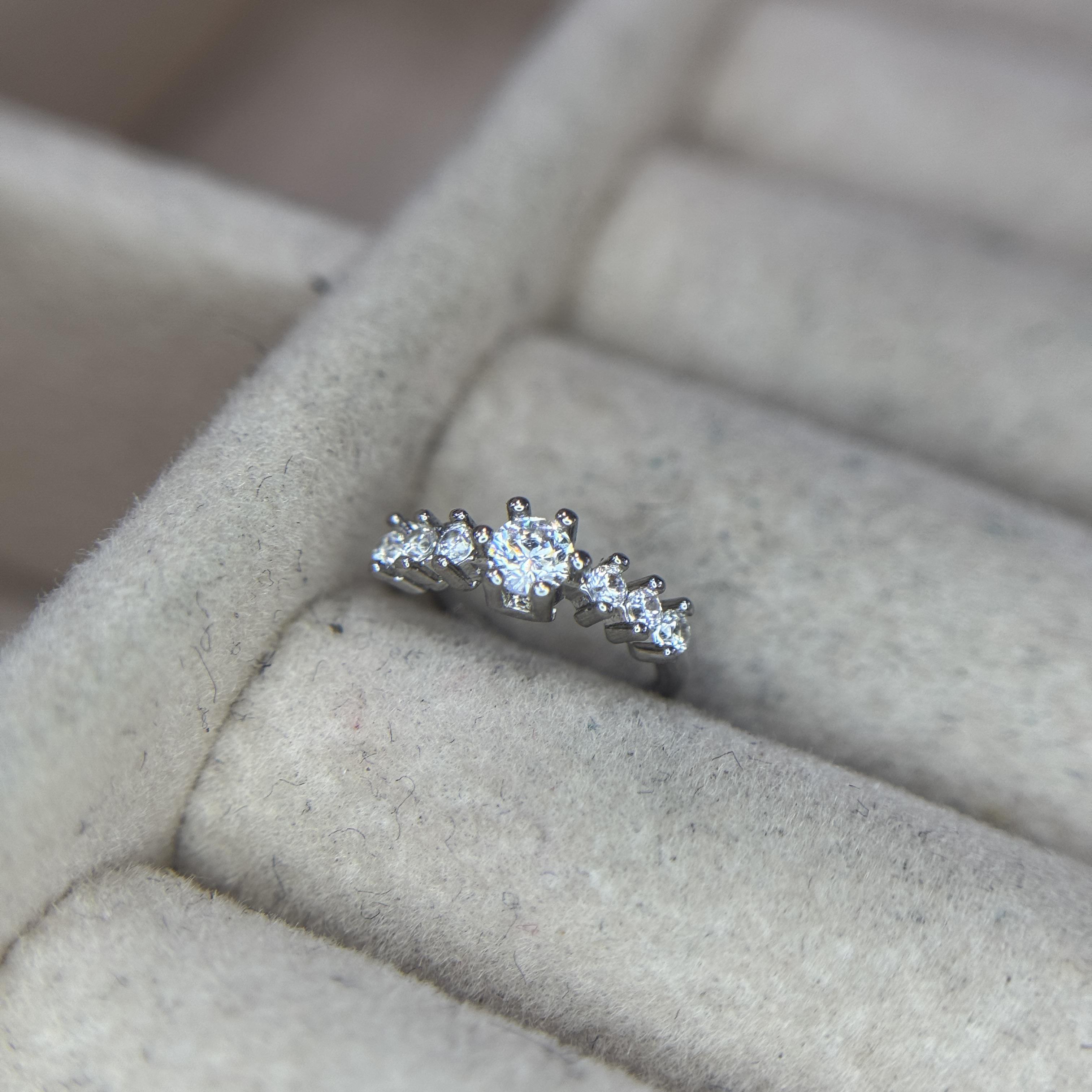 vòng bẻ đính kim cương trắng đính dải kim cương nhỏ size 8_thumbnail_1