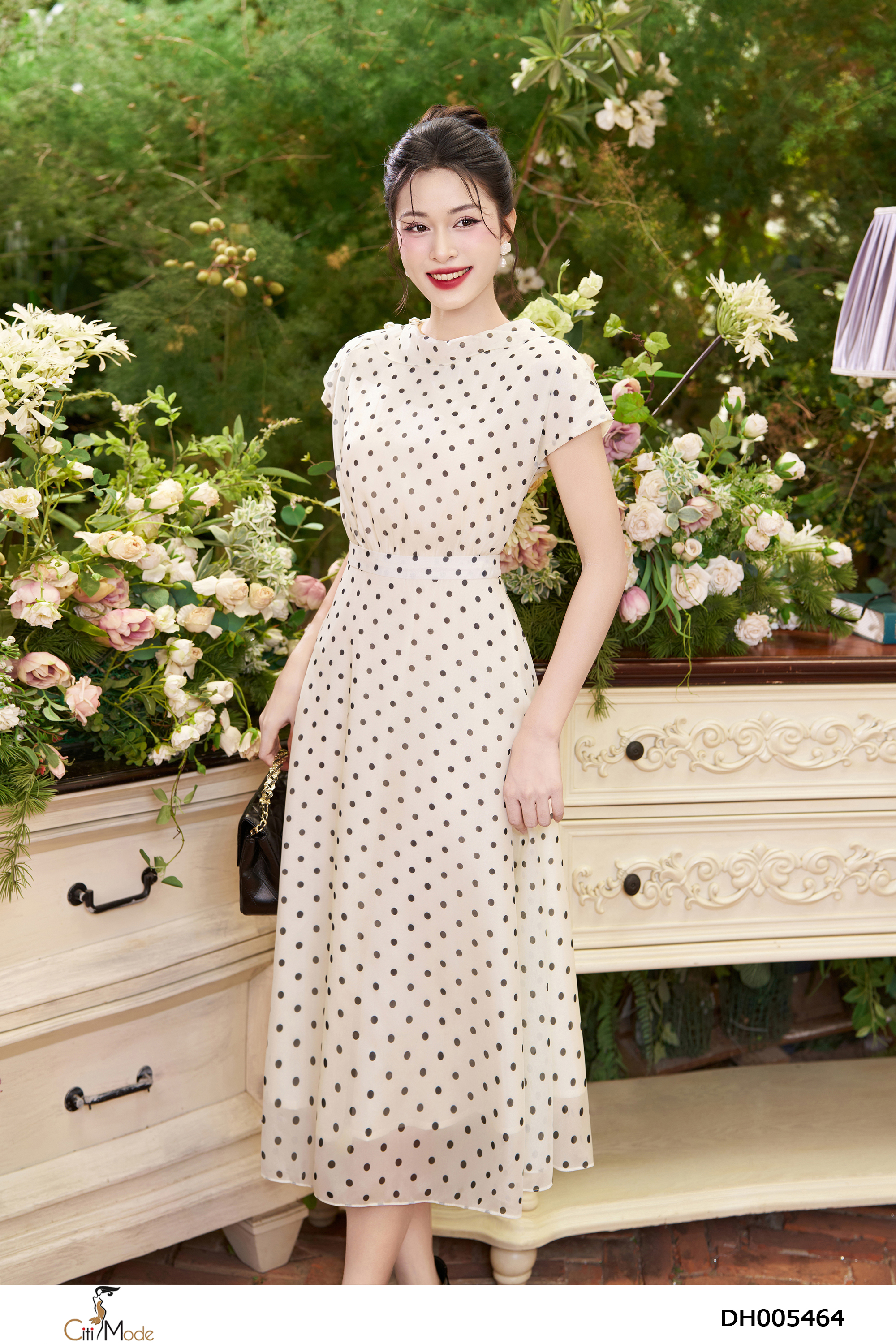 Đầm xòe chấm bi cổ đổ tay chờm