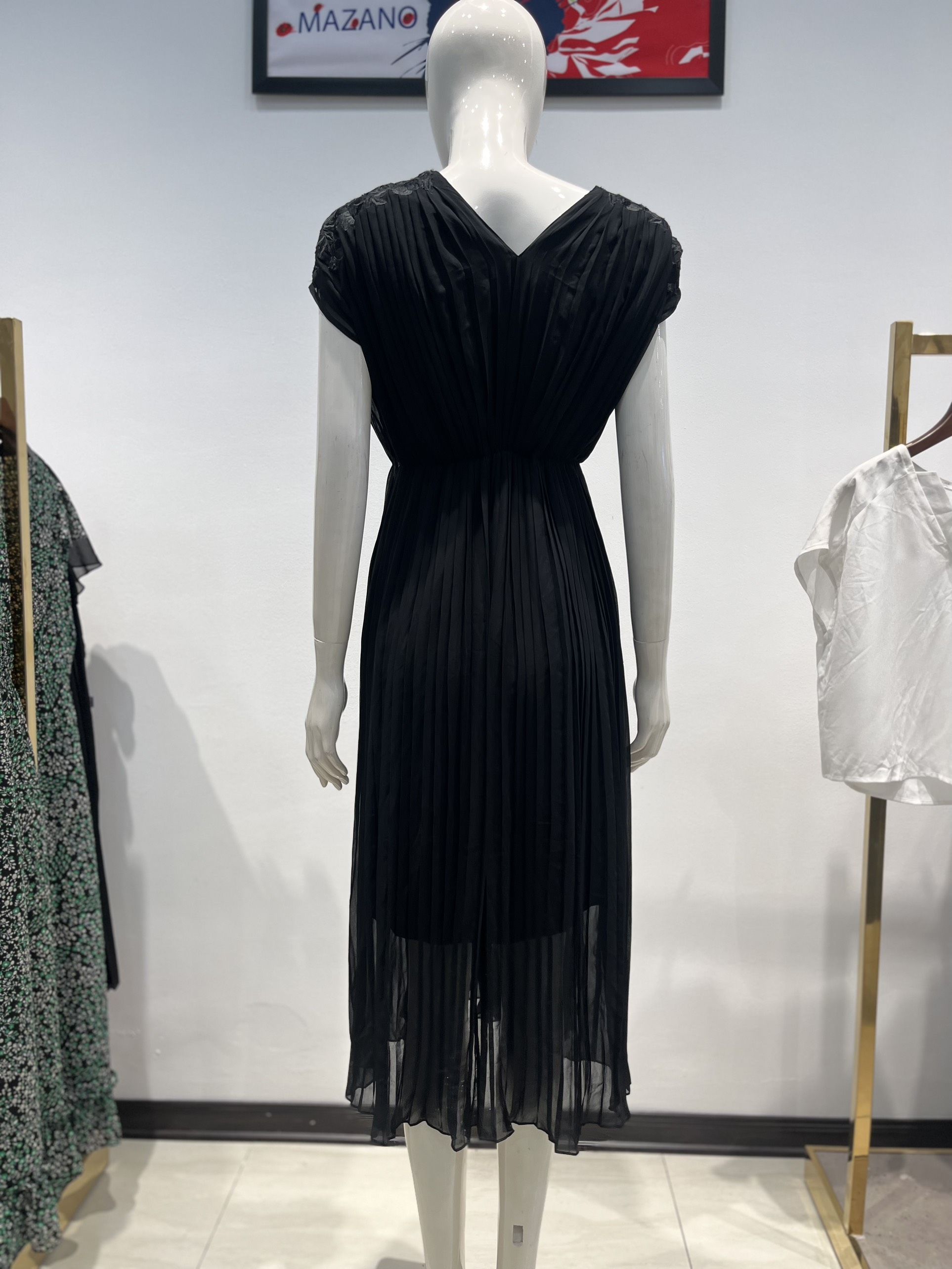 Váy đen dập nhăn thêu hoa