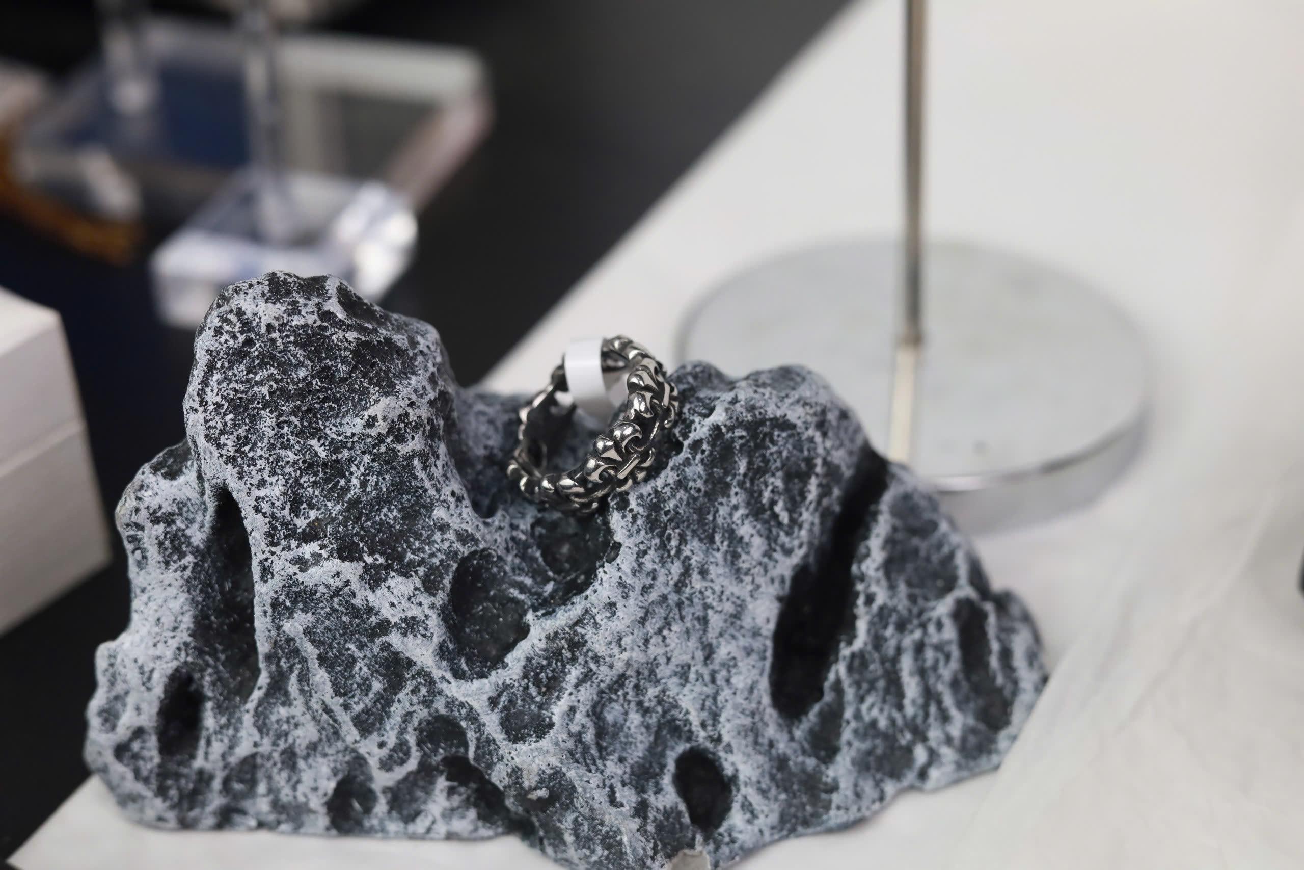 nhẫn kiểu chrome heart logo xung quanh size 8_thumbnail_2