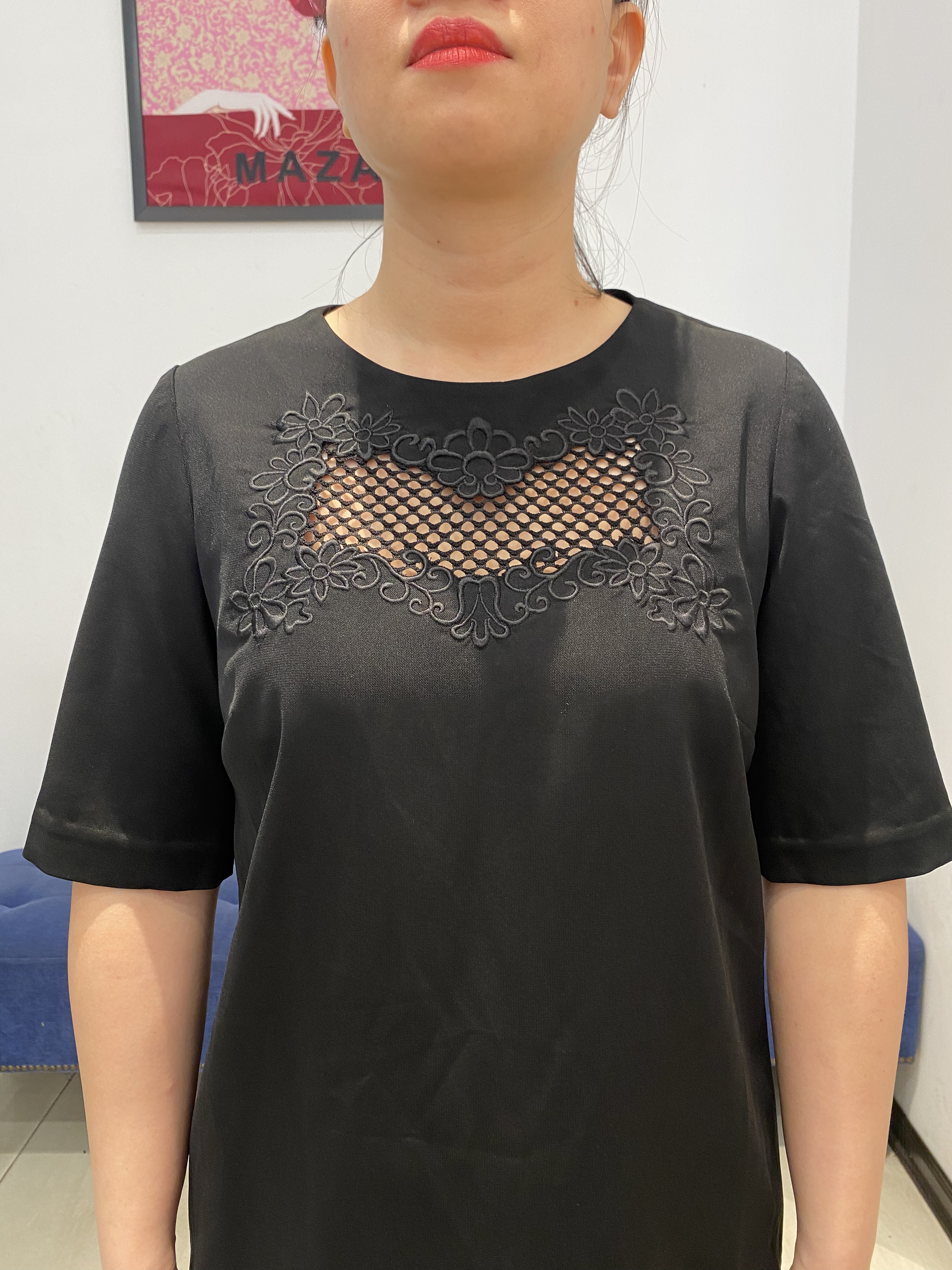 Đầm suông đen thêu ô ngực