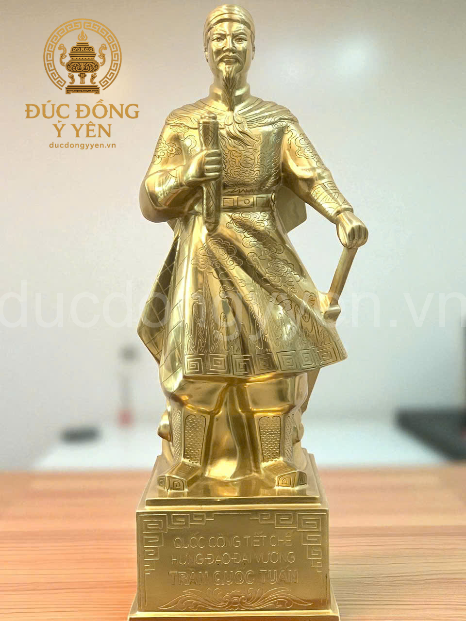 Tượng trần hưng đạo đúc đồng vàng cát tút 