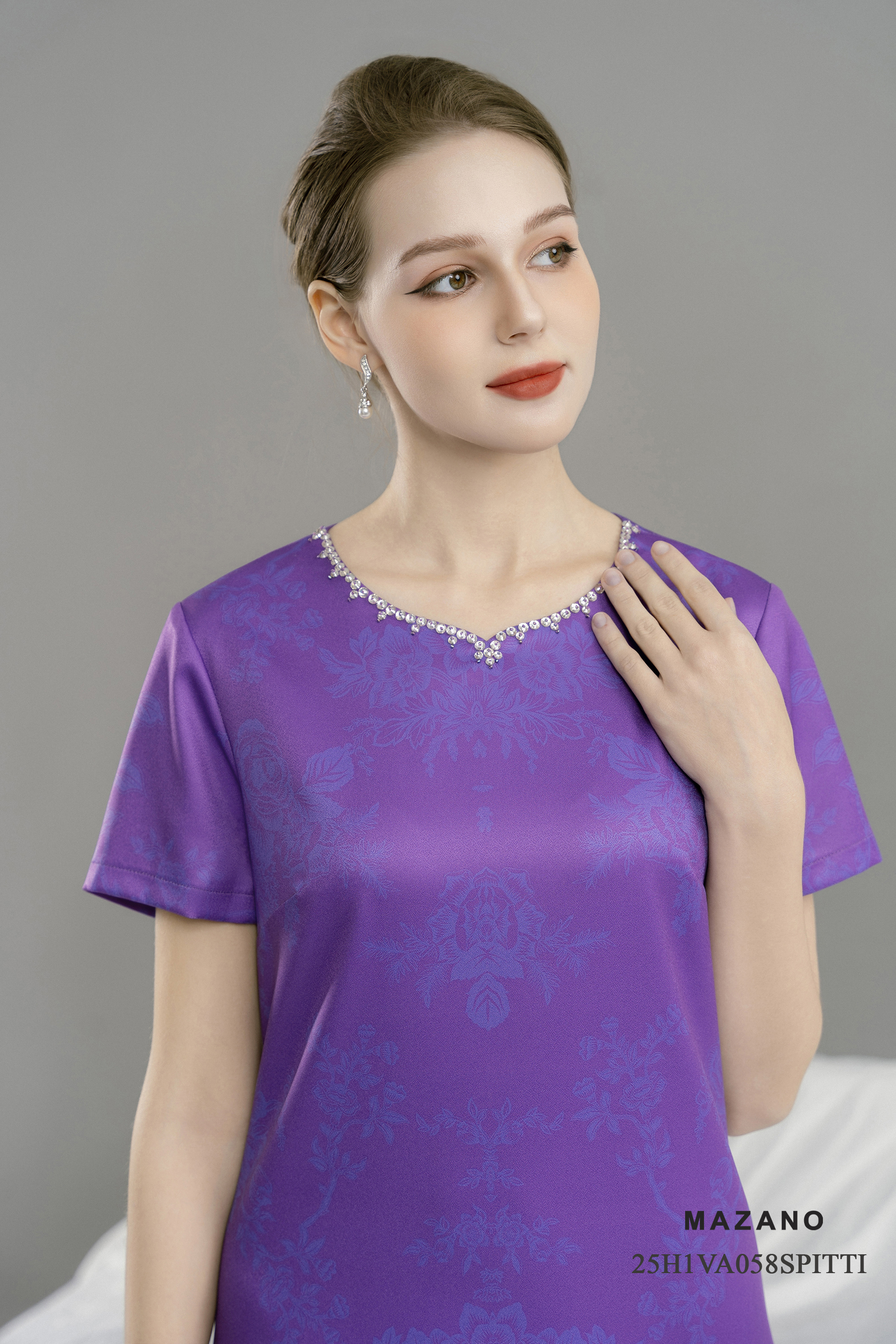 Váy Đầm Suông Vải thô sạn Hoạ tiết hoa cách điệu Cổ tròn Đính đá sang trọng Tay ngắn Dài qua gối_thumbnail_4