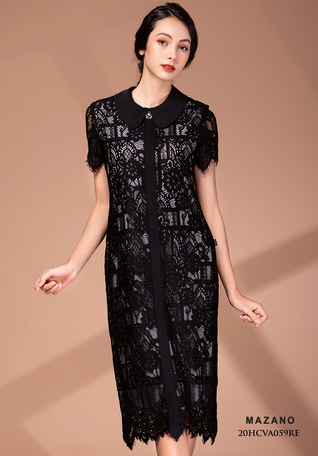 Đầm đen ren nẹn, lá cổ đính khuy trang trí